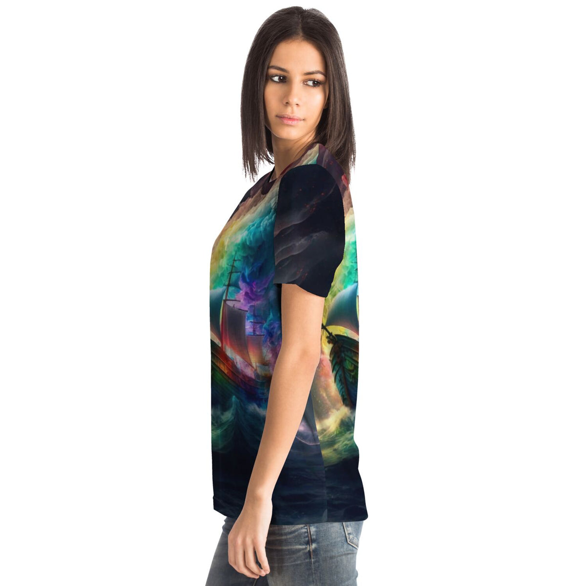 Frau trägt Dreamer T-Shirt mit buntem Schiff-Motiv, das stilistisch an Diamond Painting und Malen nach Zahlen erinnert.