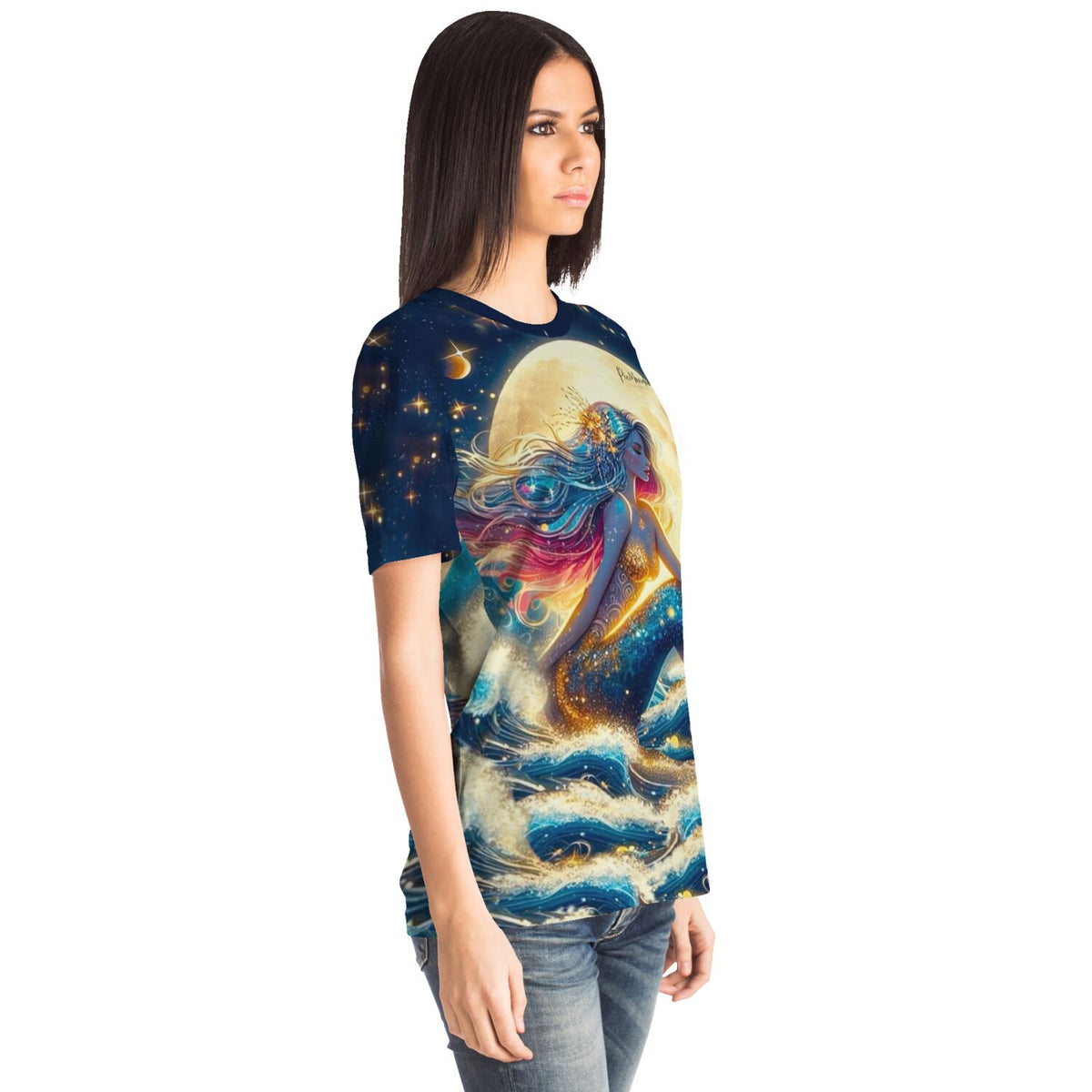 Frau trägt Dreamer T-Shirt mit Meerjungfrau-Motiv im Sternenhimmel, ideal für Fans von Diamond Painting und Kunst.