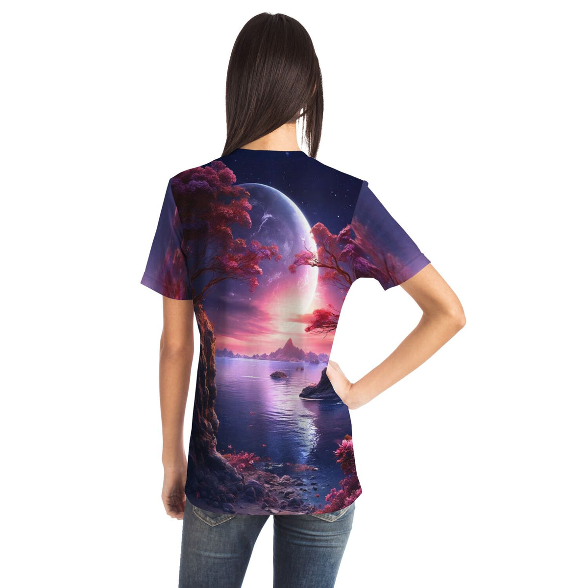 Frau trägt ein T-Shirt mit Traummotiv von Lunara, das an ein kunstvolles Diamond Painting oder Malen nach Zahlen erinnert.