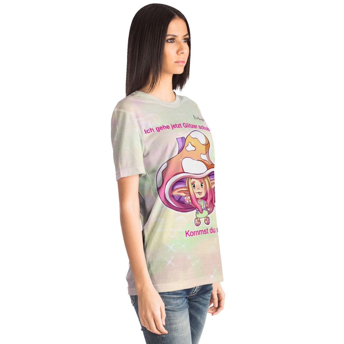 Frau trägt Dreamer T-Shirt mit Moni Shroomi Motiv – perfekt für Fans von Diamond Painting und kreativen Bastel-Styles