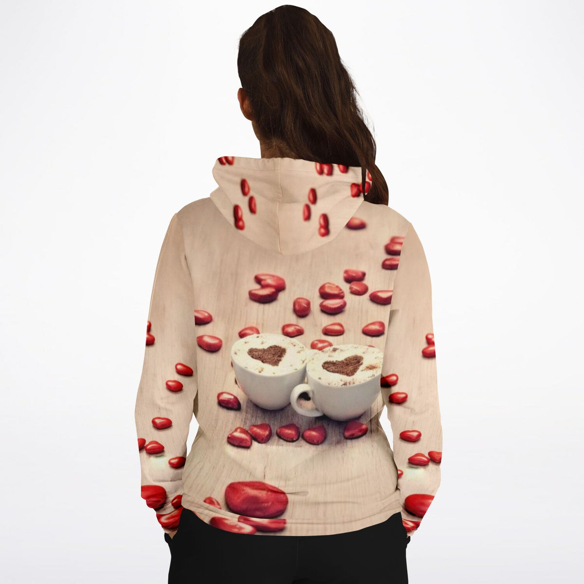 Dreamer Hoodie Kaffeeliebe mit AOP-Druck, zwei Kaffeetassen mit Herz-Milchschaum und beigen Kaffeebohnen auf hellem Grund