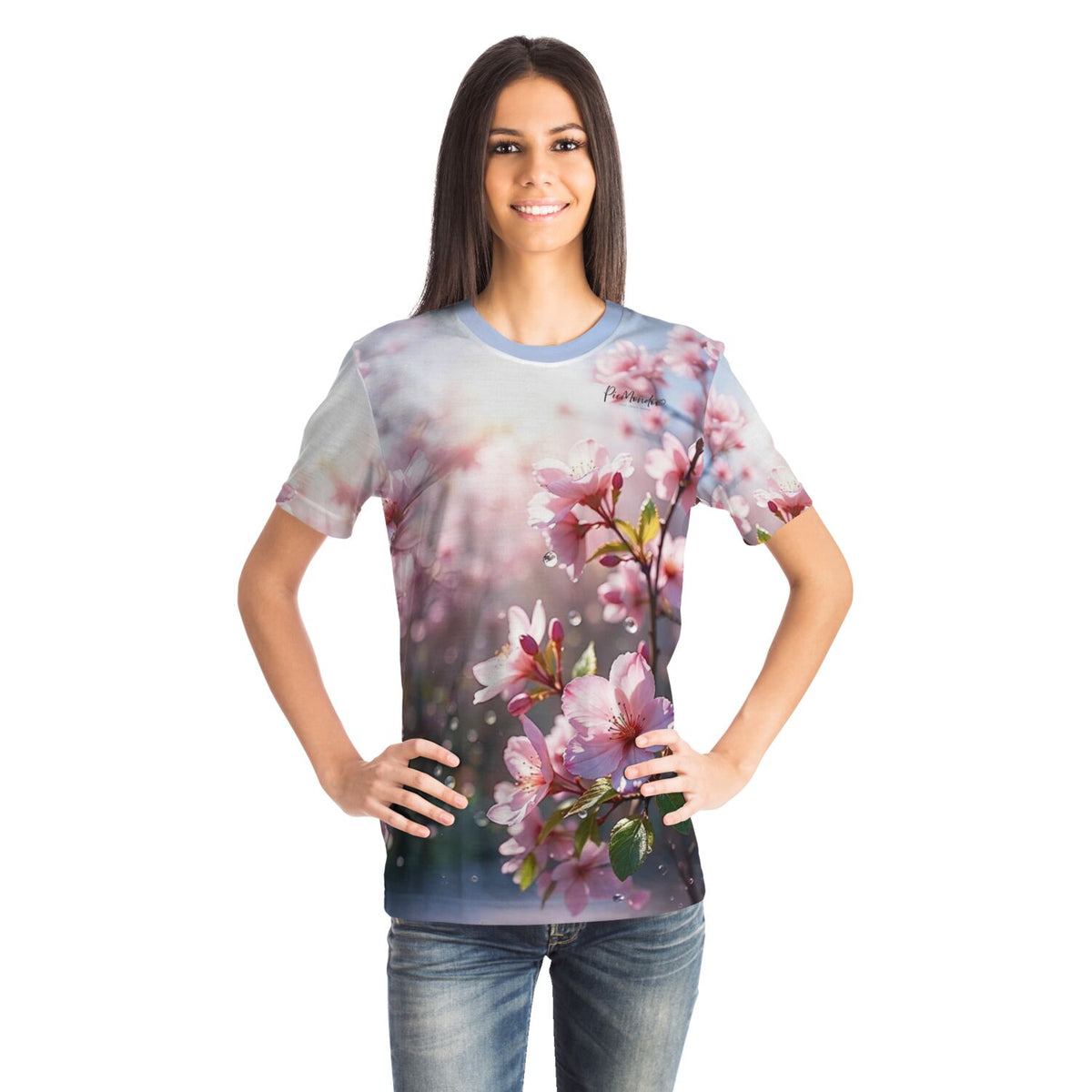 Frau trägt Dreamer T-Shirt mit zartem Kirschblüten-Druck. Design inspiriert durch Malen nach Zahlen und Diamond Painting Motive.