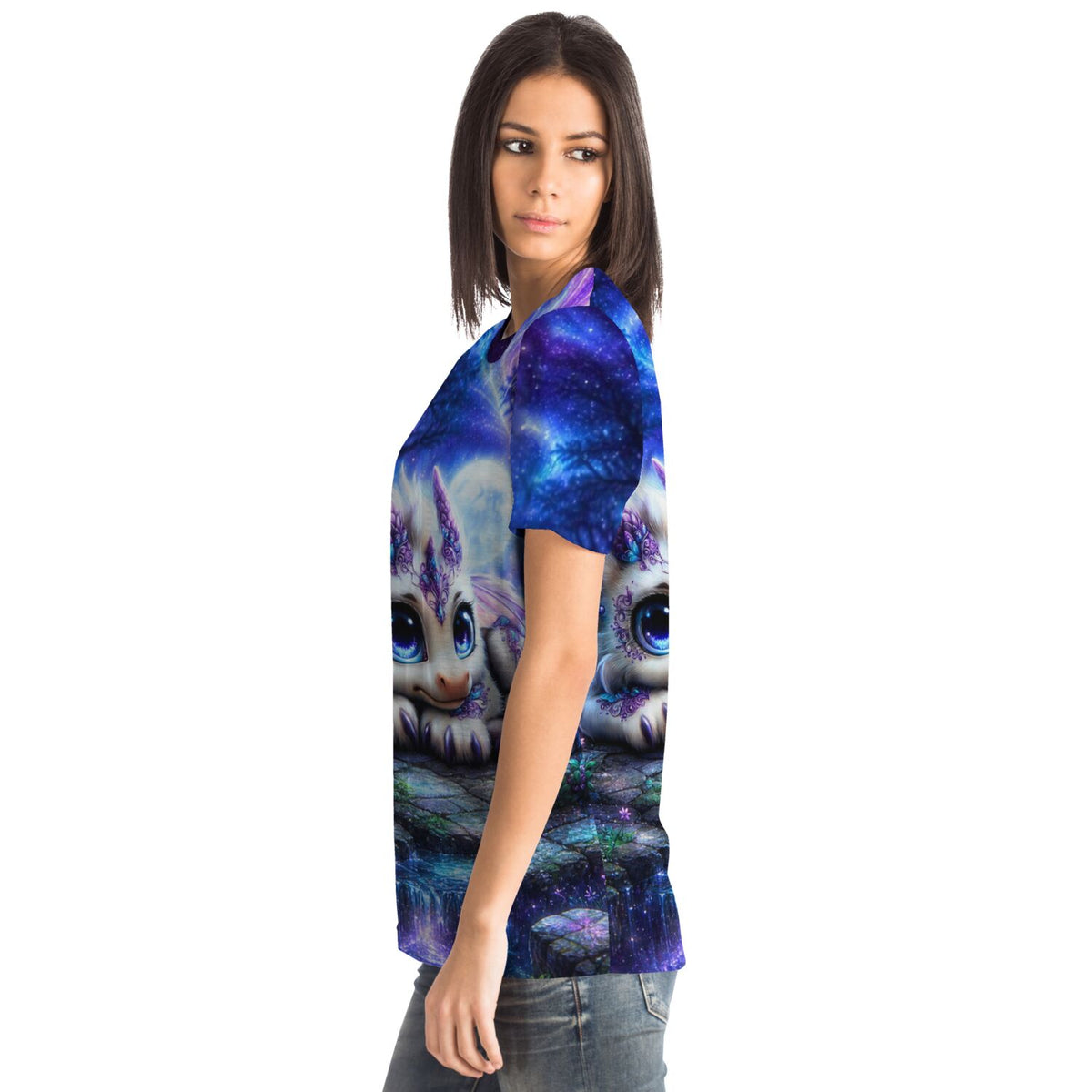 Frau trägt Lunaris T-Shirt mit mystischem Drachen-Motiv in Galaxy-Farben – passend zum kreativen Diamond Painting Stil