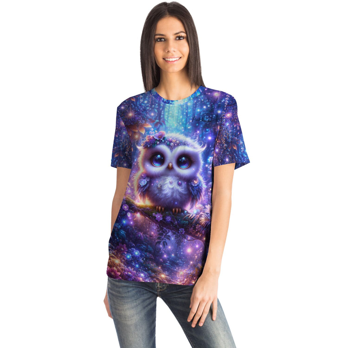 Frau trägt ein T-Shirt mit magischem Eulen-Motiv im Stil von Diamond Painting und Malen nach Zahlen Designs