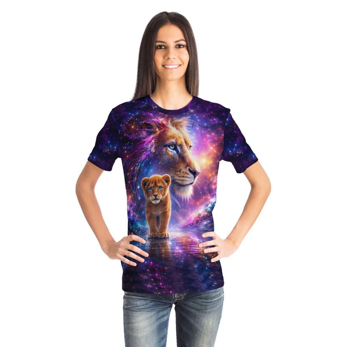 Frau trägt Dreamer T-Shirt mit Löwen-Motiv und Galaxie-Design, passend zum Stil von Diamond Painting Kunstwerken.