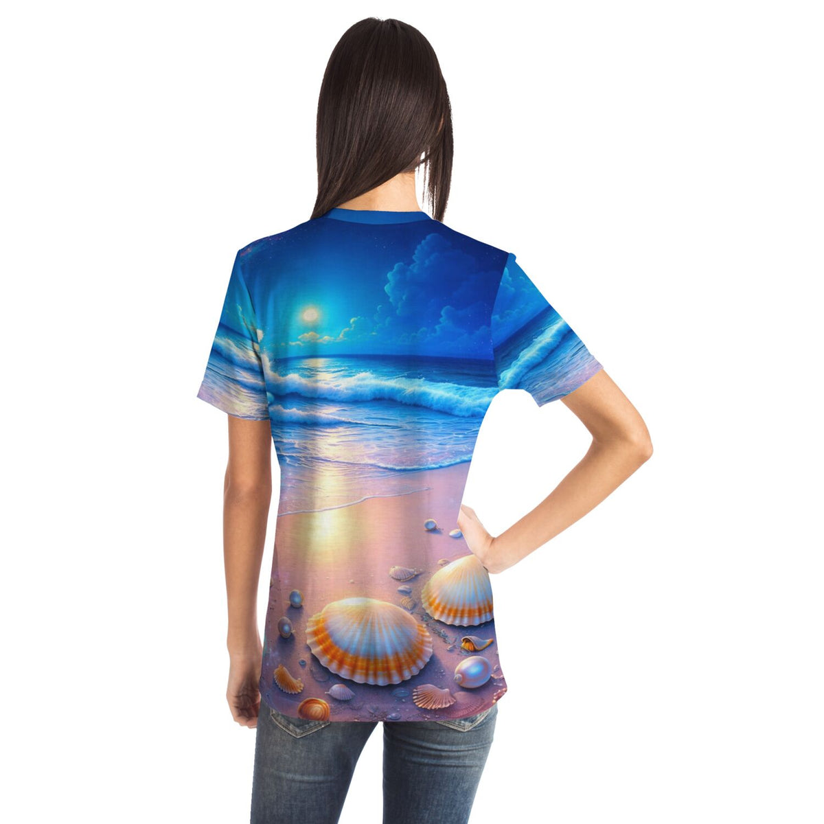 T-Shirt mit Strand im Nachtglanz Motiv, ähnlich einem Diamond Painting Design mit Meer, Mondschein und Muscheln.