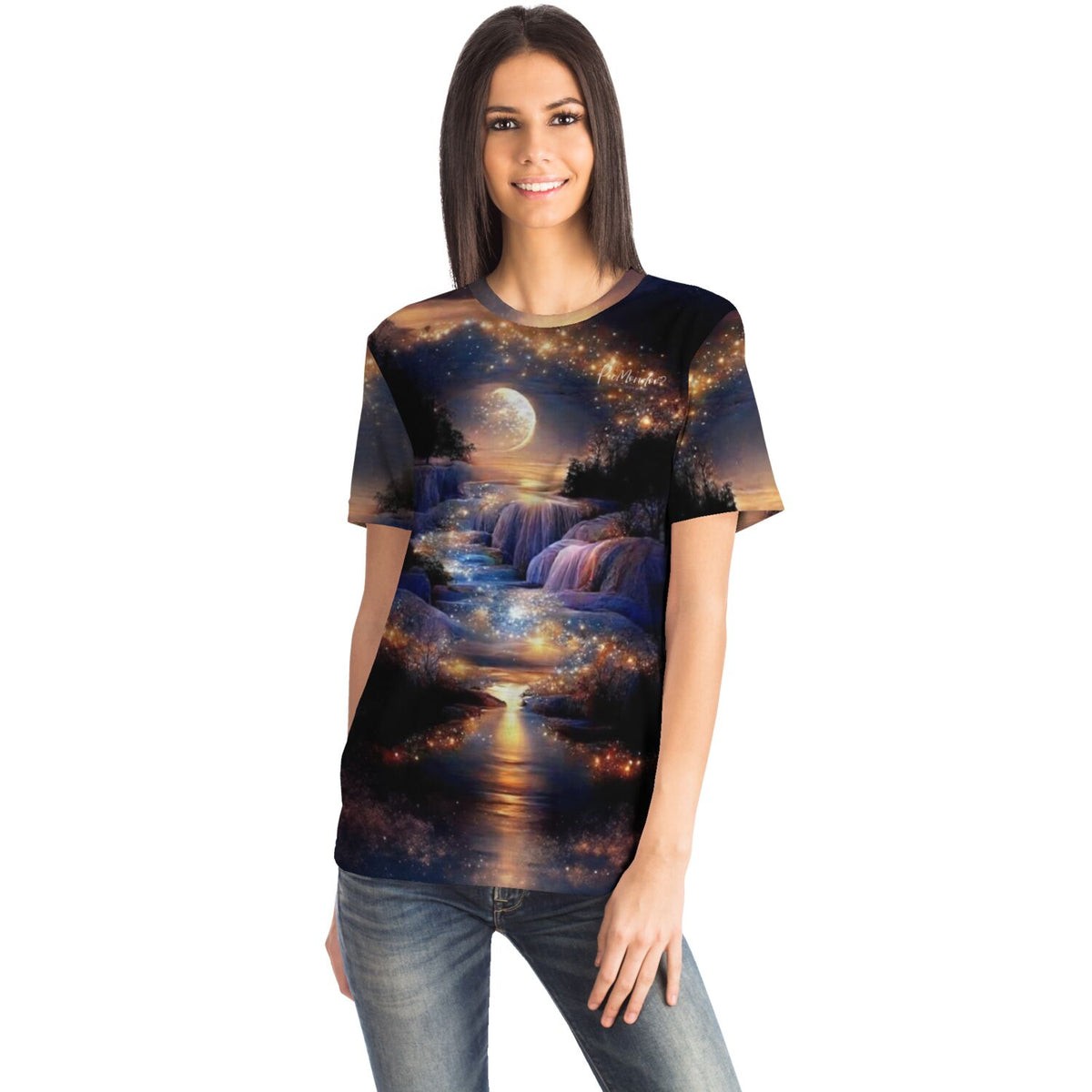 Frau trägt Dreamer T-Shirt mit leuchtendem Landschafts-Motiv im Diamond Painting Stil