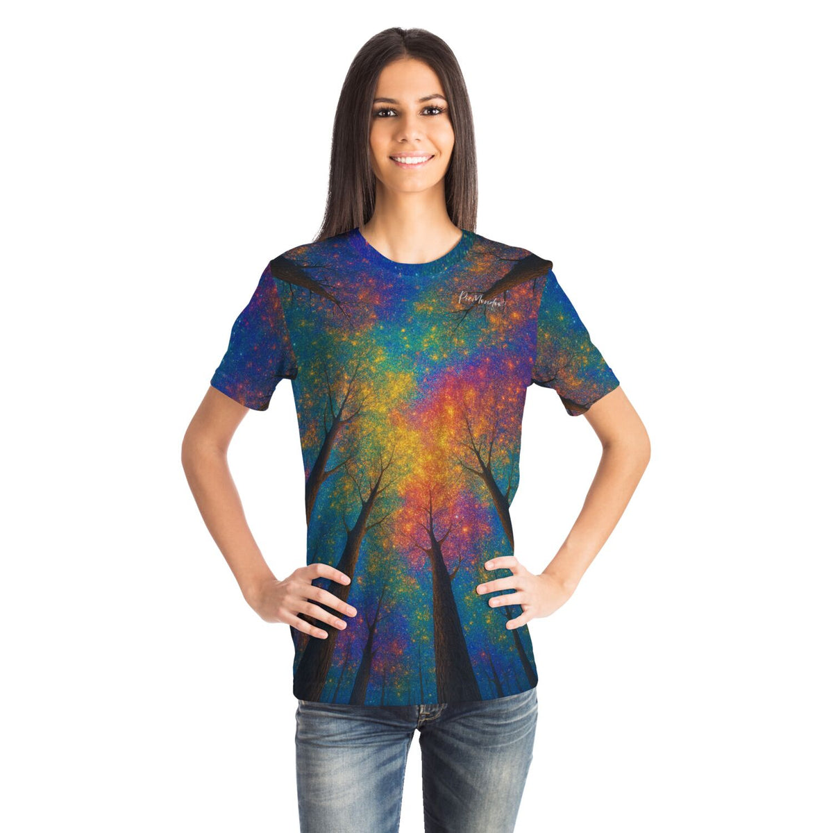 Frau trägt Dreamer T-Shirt mit buntem Regenbogenwald Motiv, inspiriert von Diamond Painting und Malen nach Zahlen Kunst.