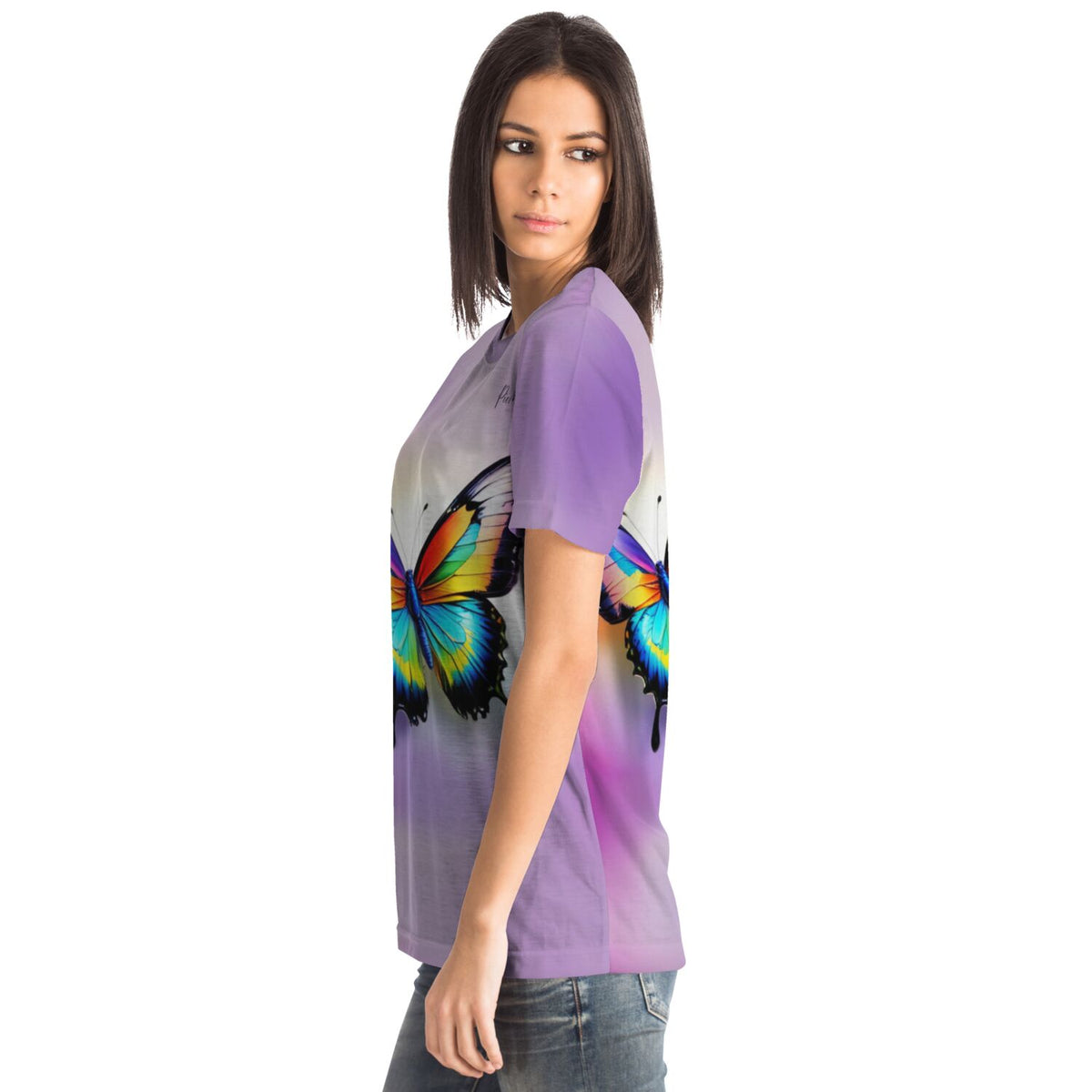 Frau trägt lilafarbenes Dreamer T-Shirt mit buntem Schmetterlingsmotiv im Stil beliebter Diamond Painting Vorlagen