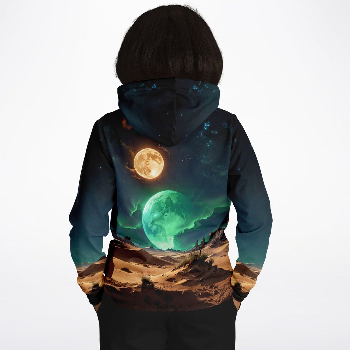 Dreamer Hoodie Finsternis mit Weltraum-Motiv, Vollmond, grünem Planeten und Wüstenlandschaft als hochwertiger Allover-Print.