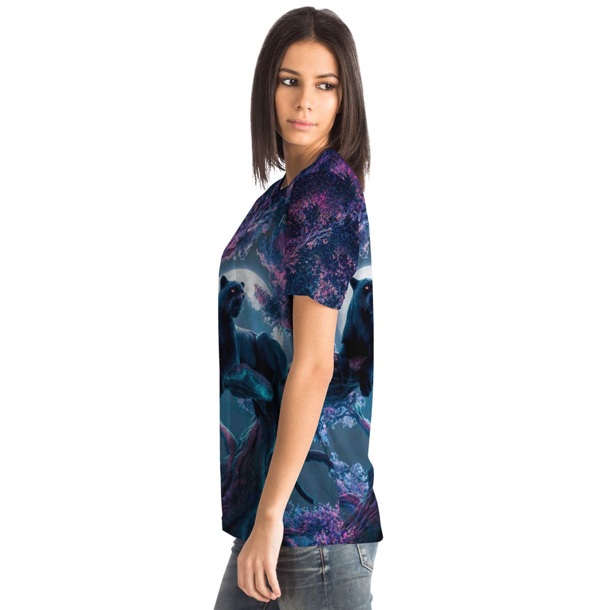 Frau trägt T-Shirt mit Black Panther und Kirschblütentraum-Motiv, inspiriert von Malen nach Zahlen Designs