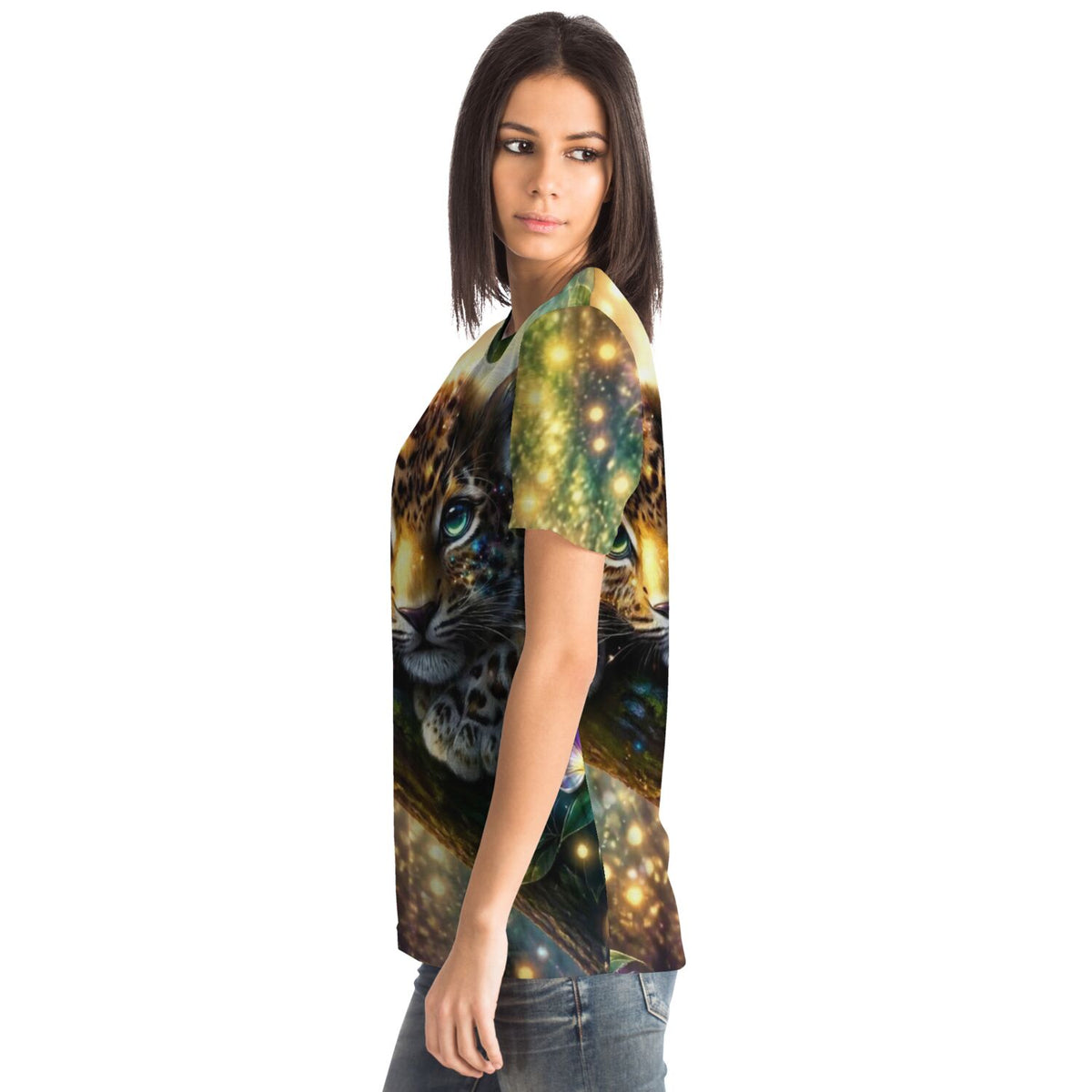 Frau trägt Dreamer T-Shirt mit künstlerischem Leoparden-Print im Stil eines Diamond Painting Motivs