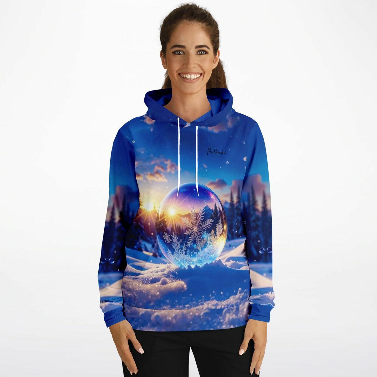 Frau trägt Dreamer Hoodie mit Kristallwelt-Motiv im Stil unserer Diamond Painting Winterlandschaft