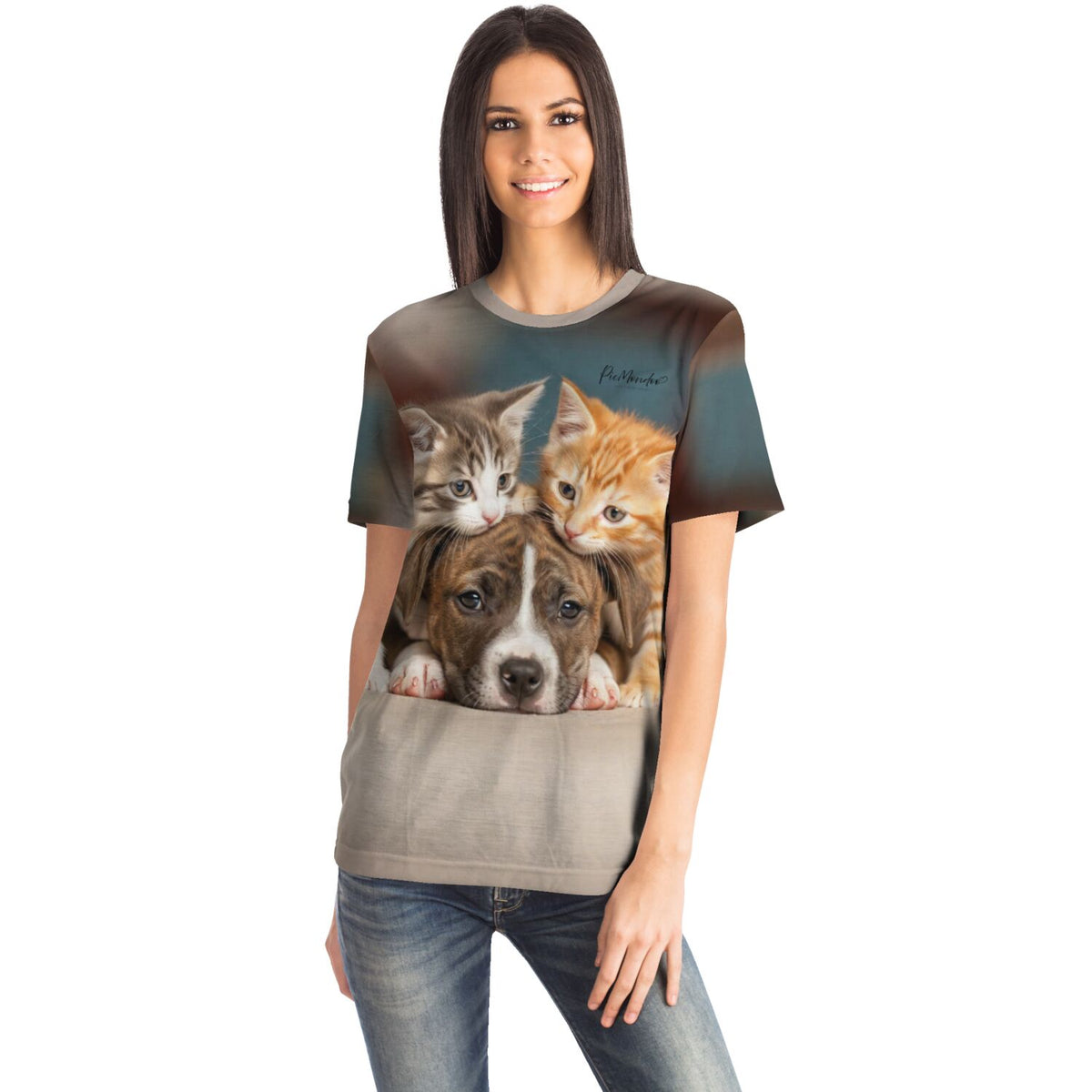Frau trägt Dreamer T-Shirt Friends for Life mit süßem Hund und zwei Katzen, ideal für Fans von Malen nach Zahlen Motiven