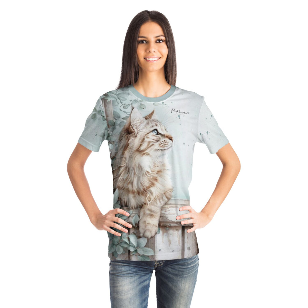 Frau trägt ein hellblaues Dreamer T-Shirt mit Kater Casimo Motiv von Susen Pfifferling, ideal für Diamond Painting Fans.