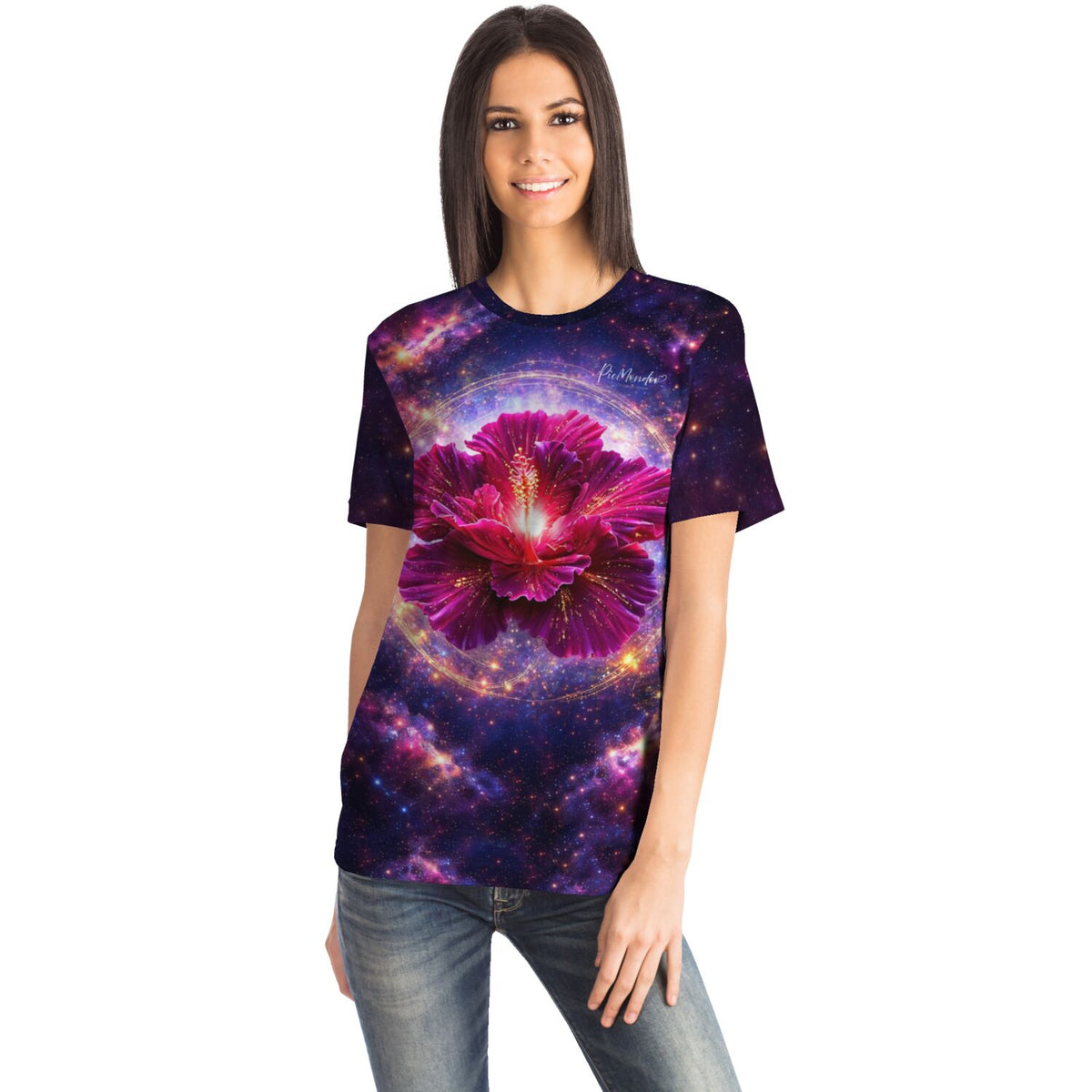 Frau trägt Dreamer T-Shirt mit leuchtender Hibiskusblüte im Weltraum-Design, ergänzend zu Diamond Painting und Malen nach Zahlen