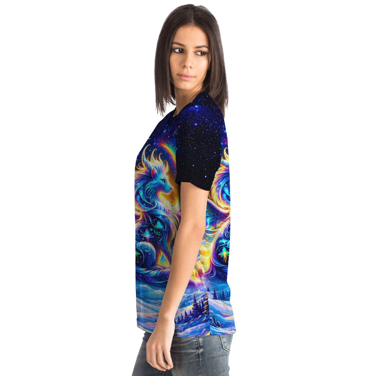 Frau trägt Dreamer T-Shirt mit mystischem Berg-Motiv, das an farbenfrohe Diamond Painting oder Malen nach Zahlen Designs erinnert