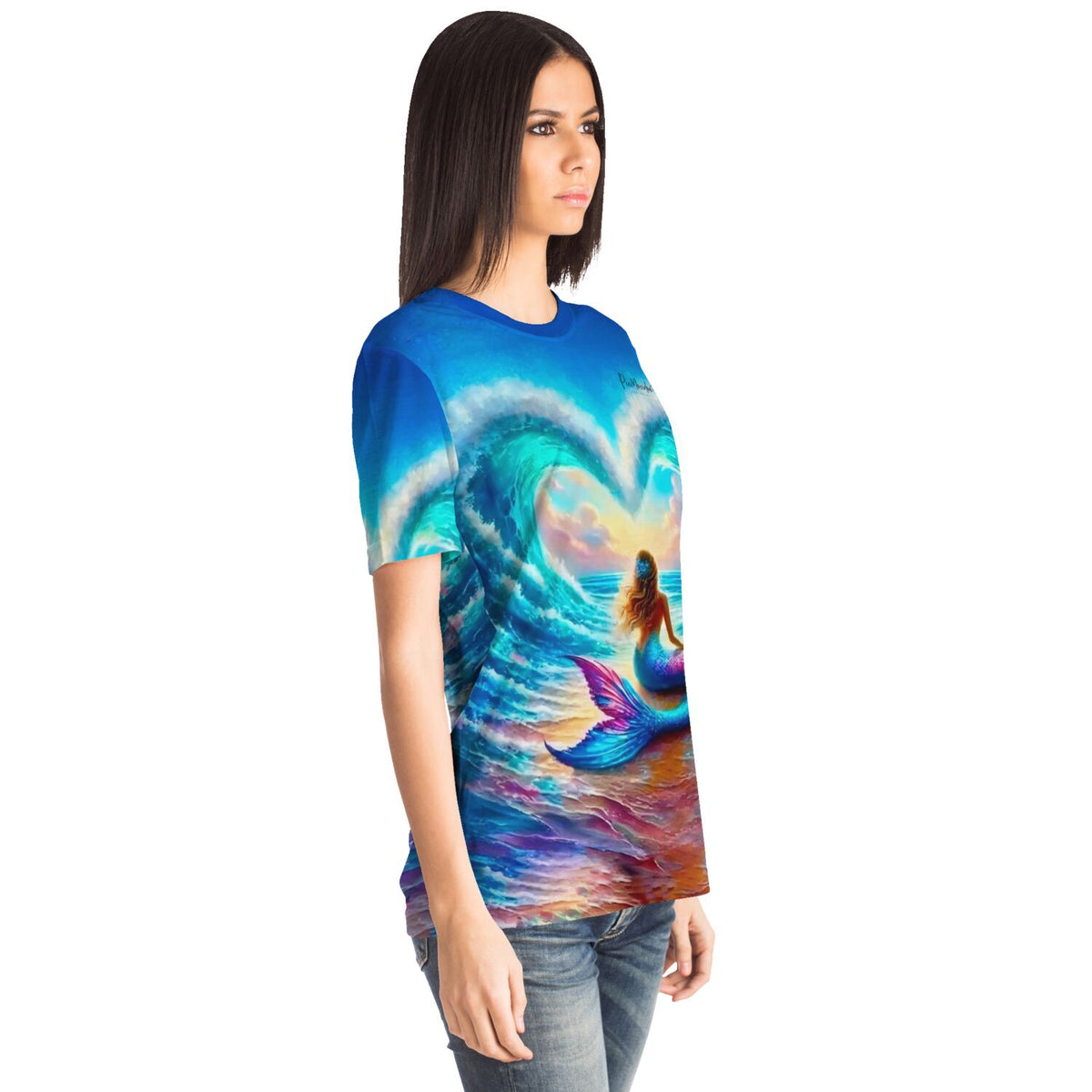 Frau trägt blaues Meerjungfrau T-Shirt mit Herz-Welle, Motiv passend zu Diamond Painting und Malen nach Zahlen Designs