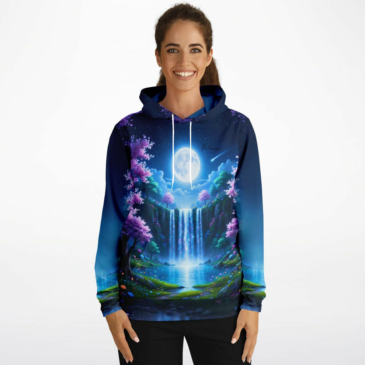 Frau trägt Dreamer Hoodie mit nächtlichem Wasserfall-Motiv im Stil von Diamond Painting und Malen nach Zahlen Kunst