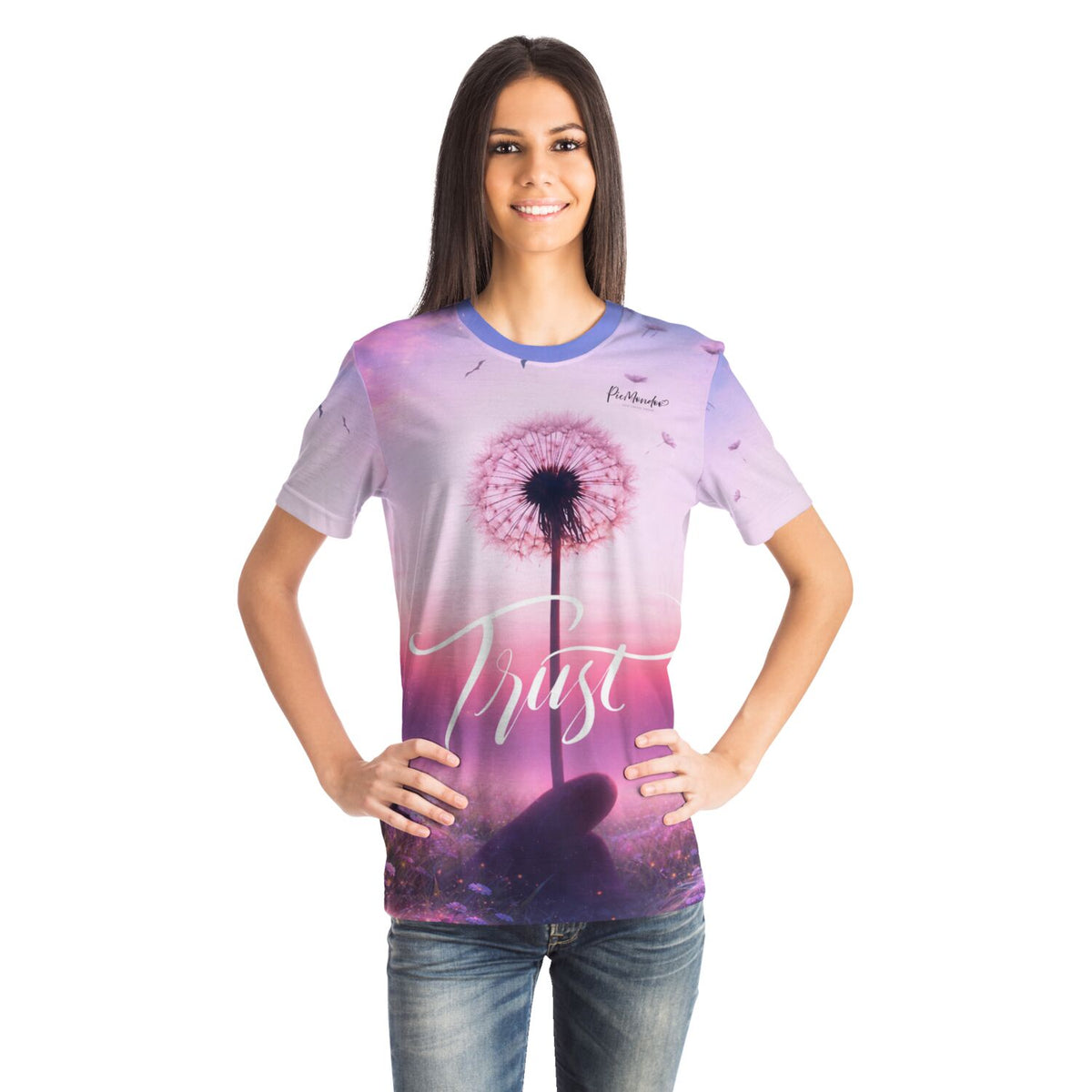 Frau trägt ein Picmondoo T-Shirt mit dem Design 'Trust', einer Pusteblume, in Pastellfarben für Diamond Painting Fans.
