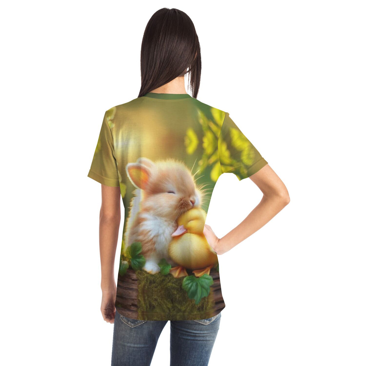 Frau trägt ein T-Shirt mit Diamond Painting Motiv: Ein kuschelndes Hasenbaby und ein Küken im Wald, farbenfroher Druck.