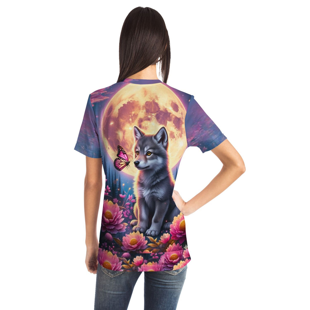 T-Shirt mit künstlerischem Wolf-Motiv vor Mond, Schmetterling und Blumen, ideal für Fans von Malen nach Zahlen und Kunst.