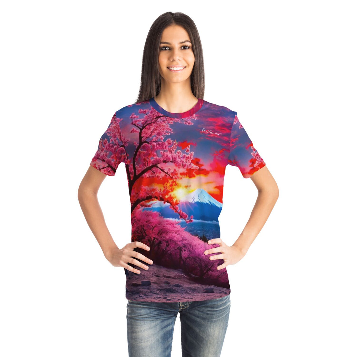 Frau trägt Dreamer T-Shirt mit Berg- und Kirschblüten-Druck im Stil beliebter Diamond Painting Motive