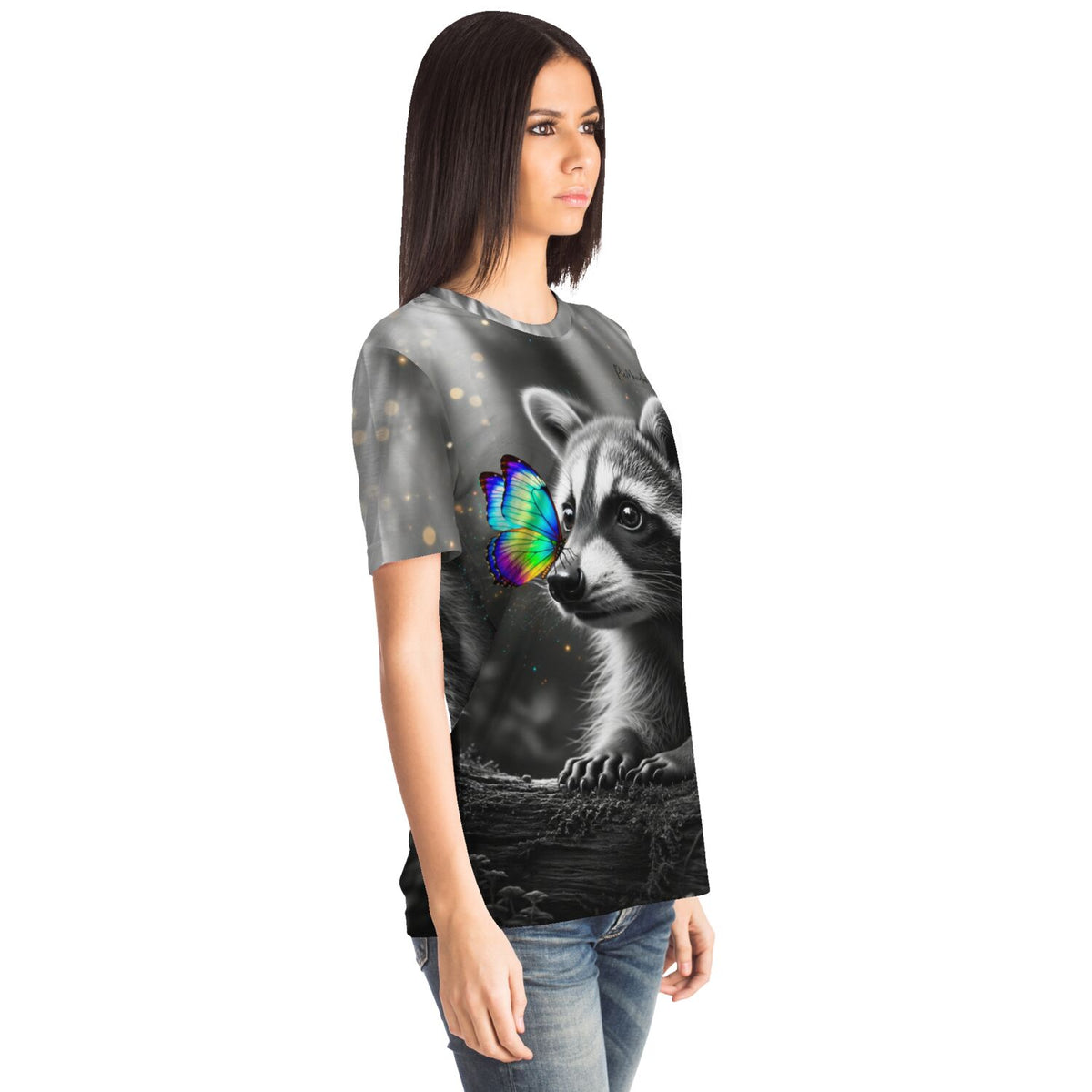 Frau trägt Dreamer T-Shirt mit Waschbär und buntem Schmetterling im Stil von Diamond Painting oder Malen nach Zahlen