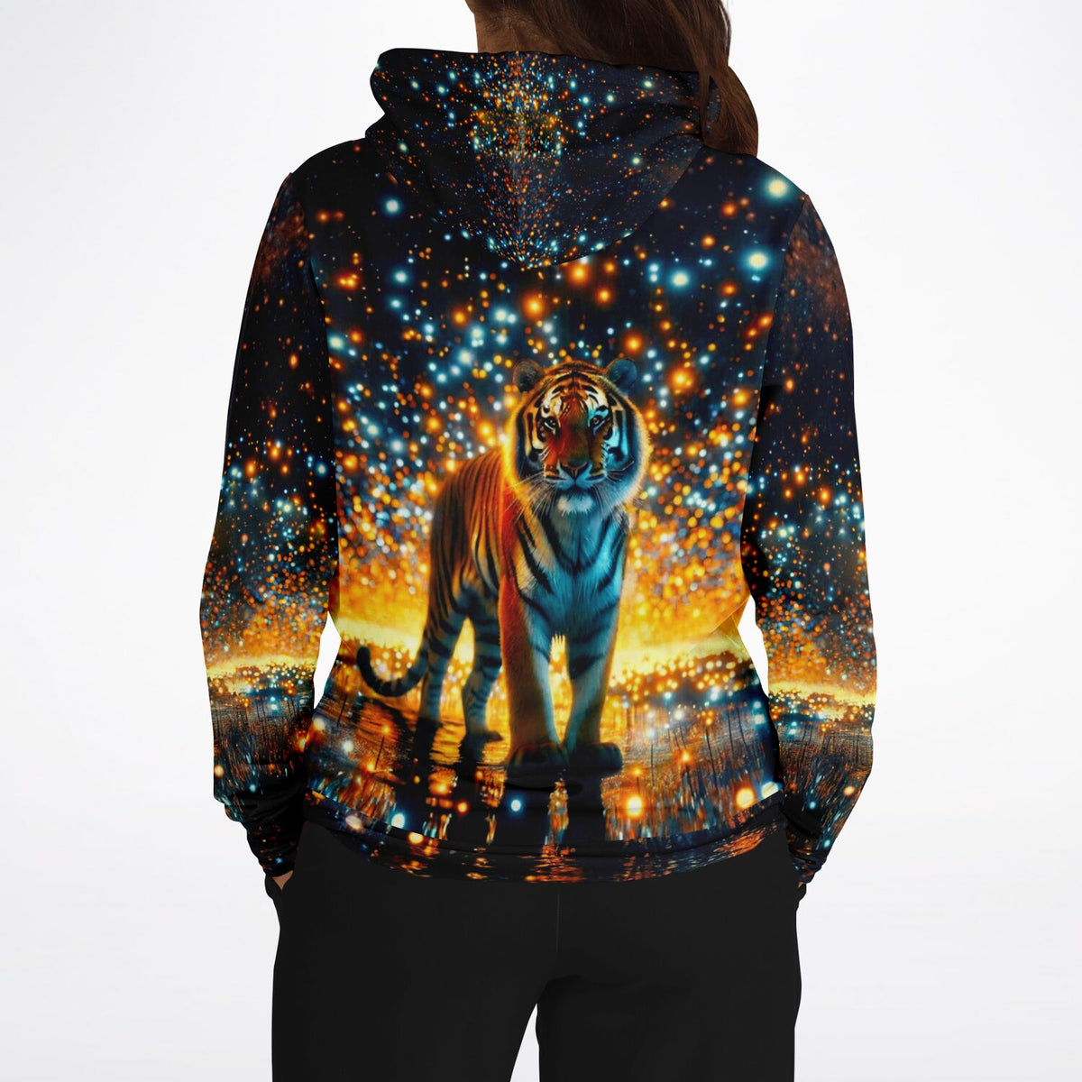Dreamer Hoodie Sternenwächter mit Tiger Motiv im magischen Sternenhimmel Design, hochwertiger All-Over-Print für Erwachsene.