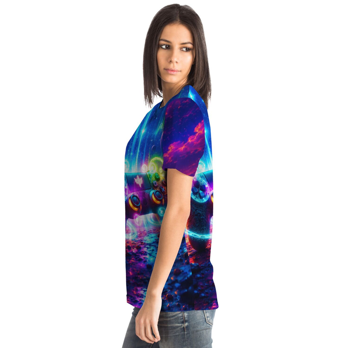Frau trägt blaues T-Shirt mit buntem Gamer-Universum-Design und futuristischem Controller-Motiv