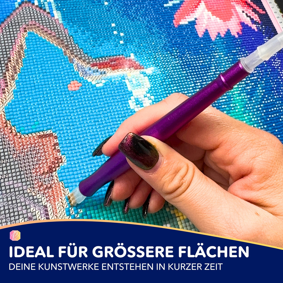 E-Painter Mehrfachaufsatz für Diamond Painting beim Setzen von Glitzersteinen auf eine bunte Leinwand.