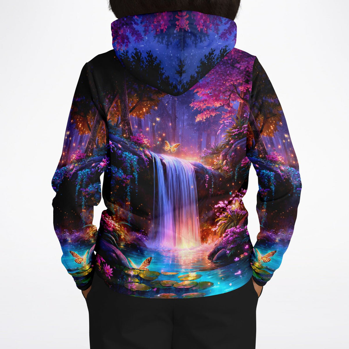 Dreamer Hoodie mit magischem Wald-Design, Wasserfall und Schmetterlingen im Stil von Diamond Painting Motiven.