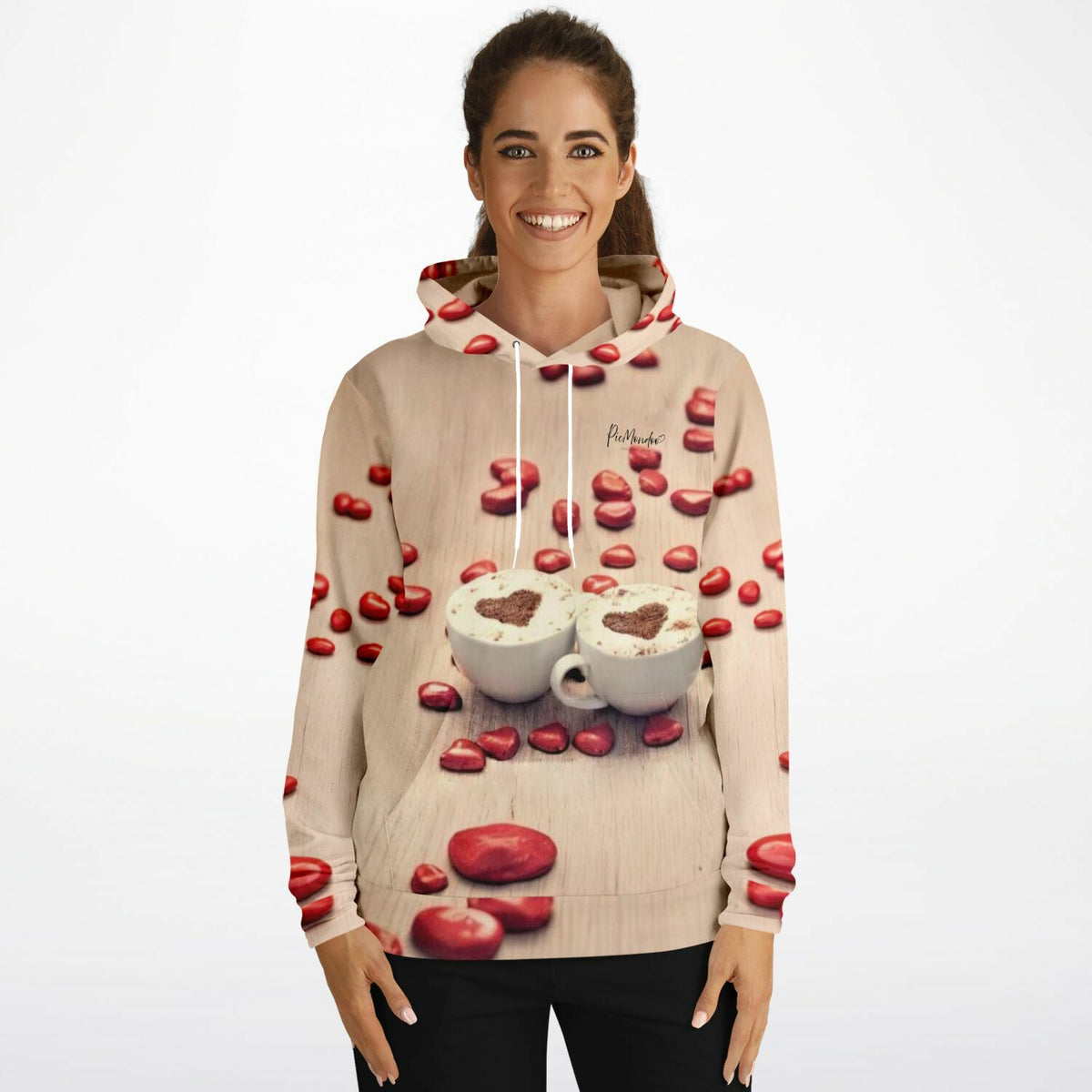 Frau trägt beigen Hoodie mit Kaffeetassen-Motiv und roten Herz-Akzenten für Fans von Malen nach Zahlen und Diamond Painting