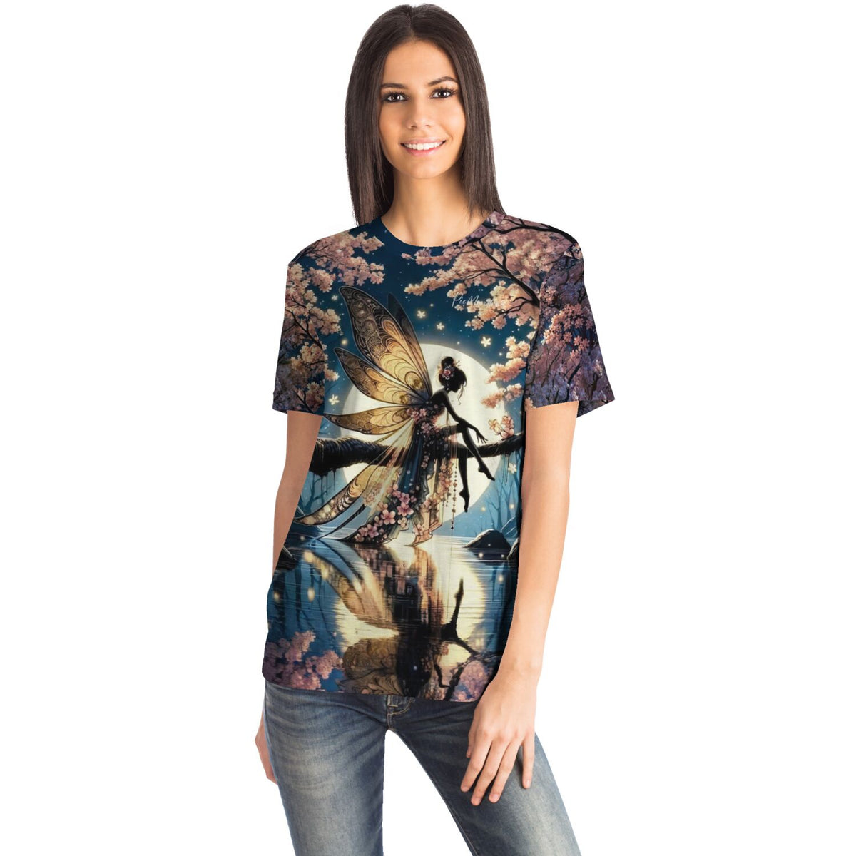 Frau trägt ein T-Shirt mit Mondscheinfee-Motiv, inspiriert von faszinierenden Diamond Painting und Malen nach Zahlen Kunst.