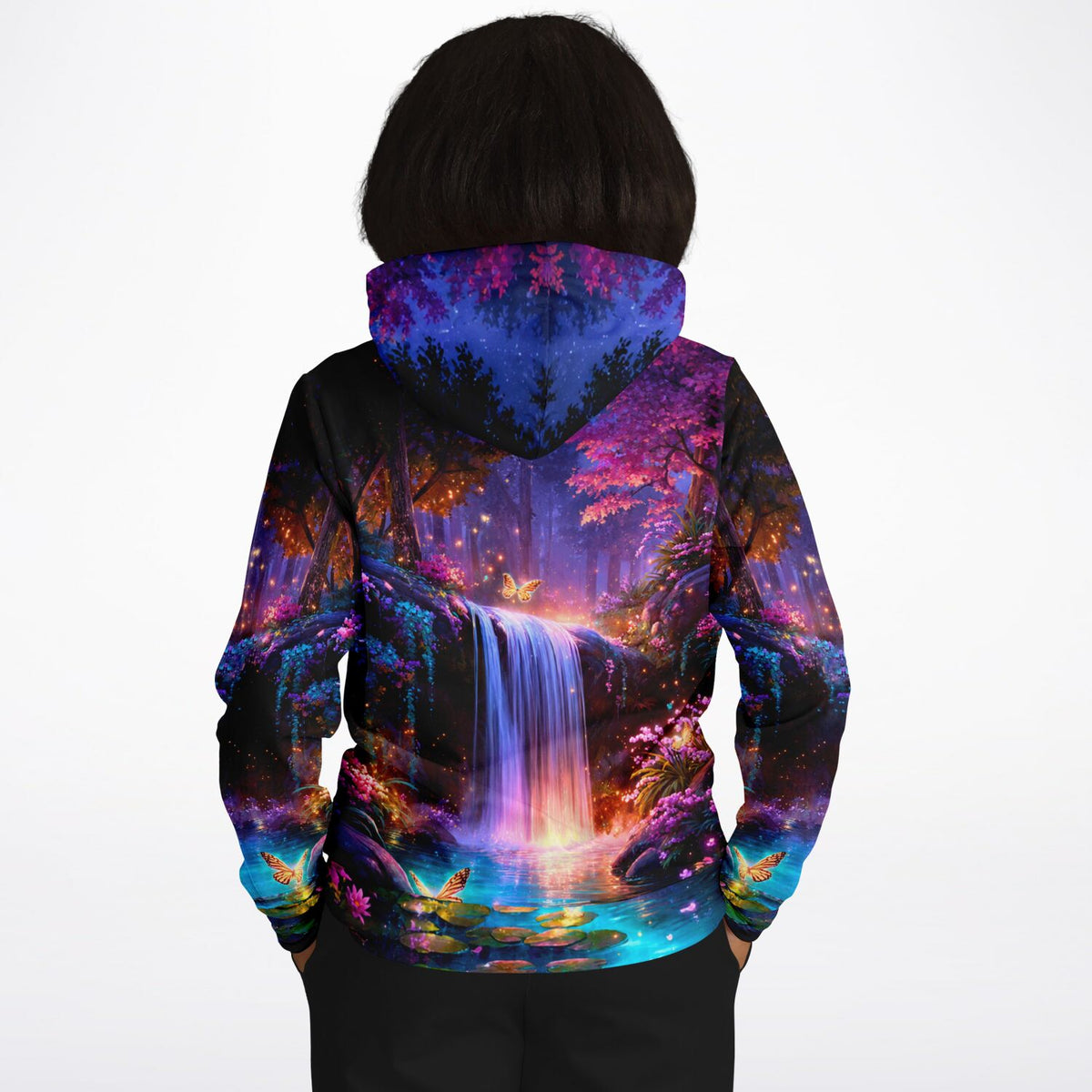 Hoodie mit Motiv Hain der erwachten Farben, magischer Wald mit Wasserfall und Schmetterlingen im Stil von Diamond Painting