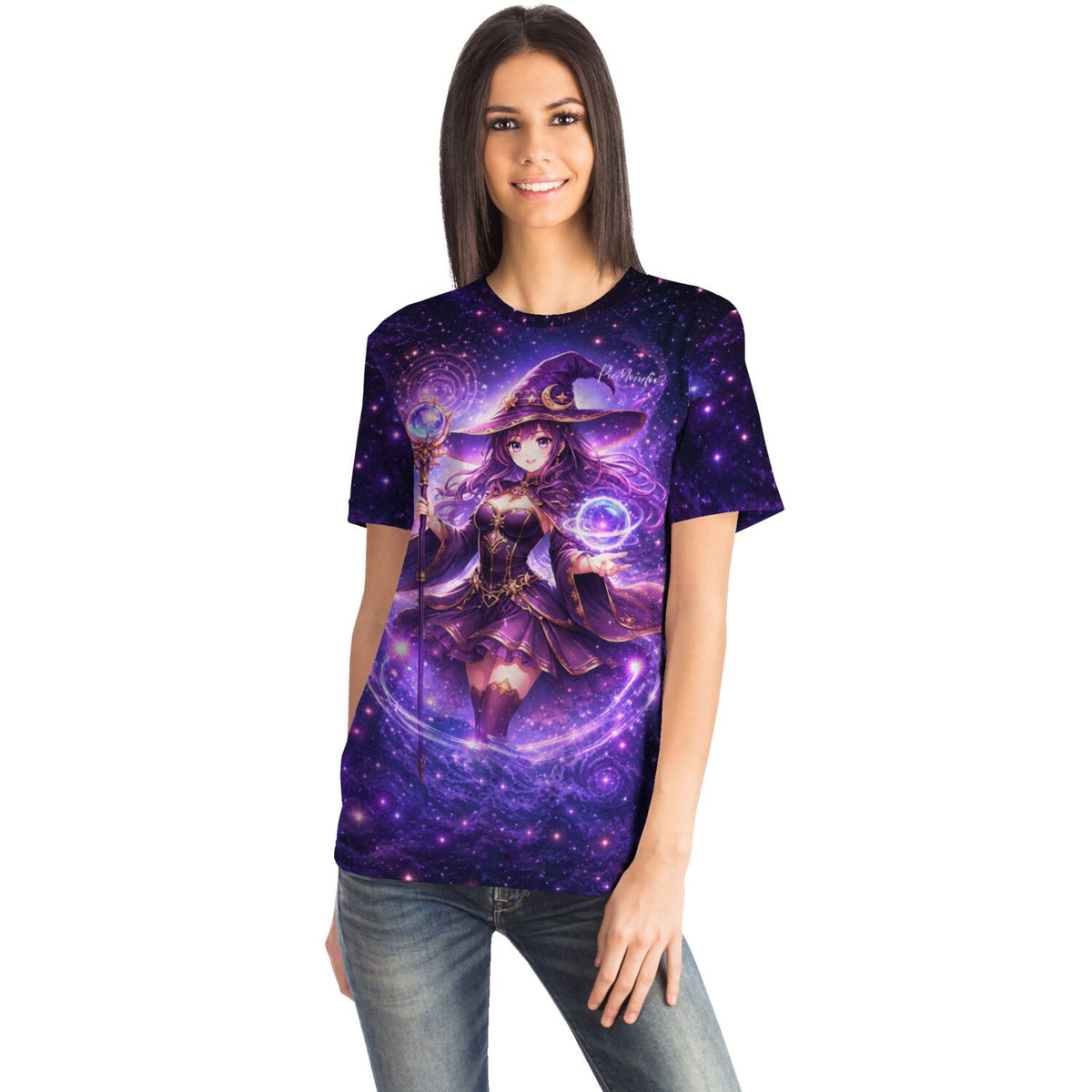 Frau trägt Dreamer T-Shirt Celestara mit lila Fantasy-Hexe und Galaxie-Motiv, inspiriert durch Diamond Painting Designs