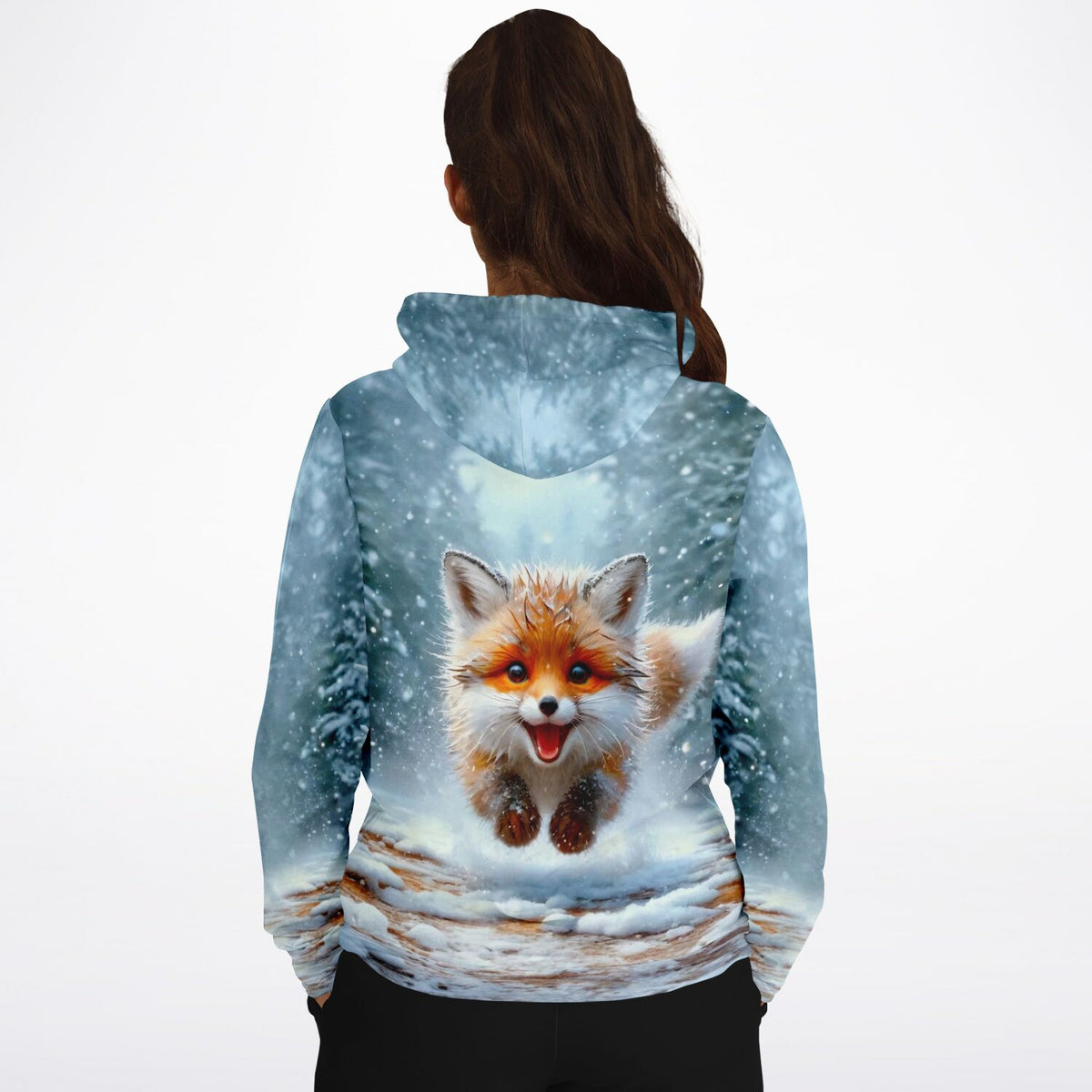 Dreamer Hoodie mit springendem Fuchs im verschneiten Winterwald, passend zu winterlichen Diamond Painting Motiven