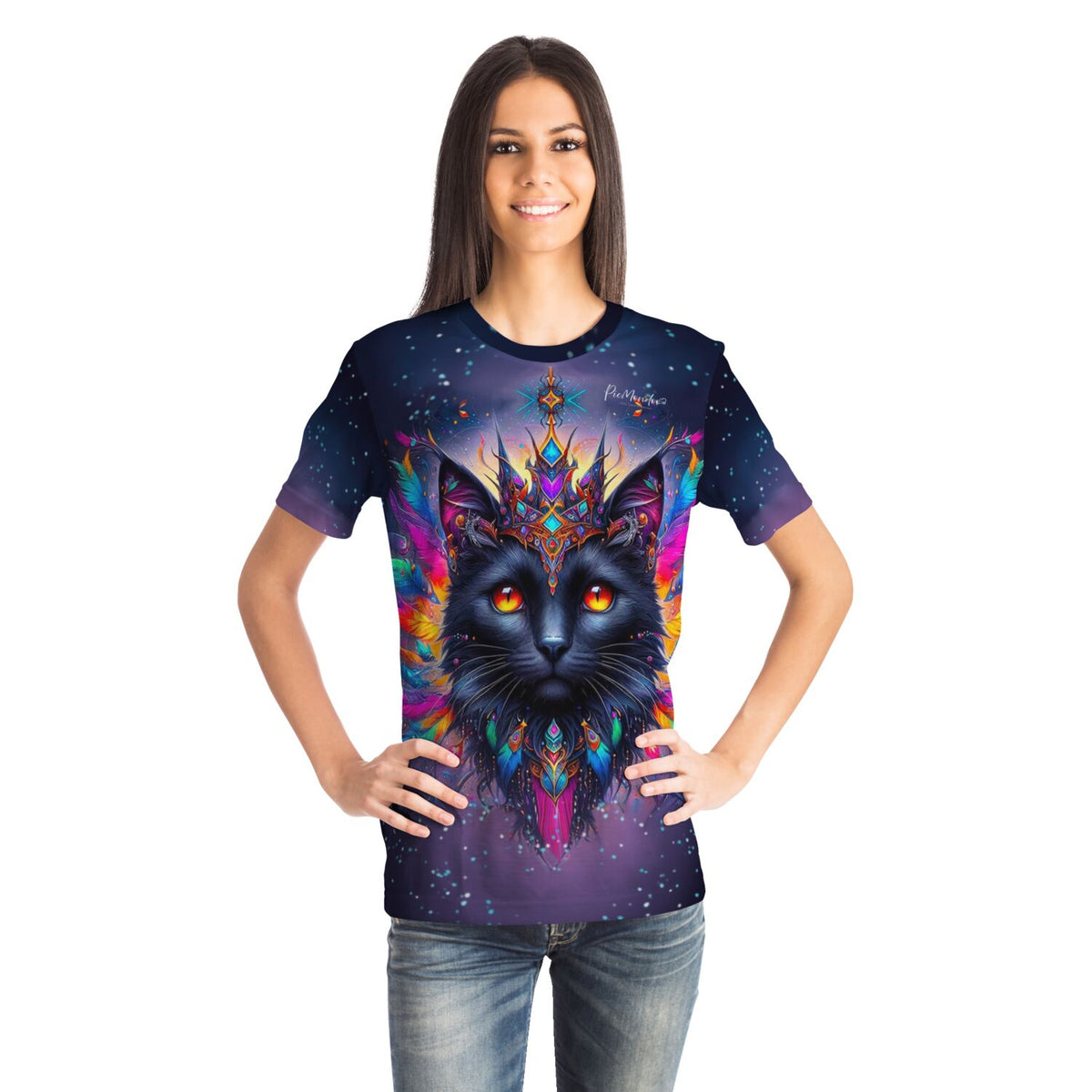 Frau trägt T-Shirt mit farbenfrohem Mystic Colorsplash Cat Motiv im Stil beliebter Diamond Painting Kunstwerke.