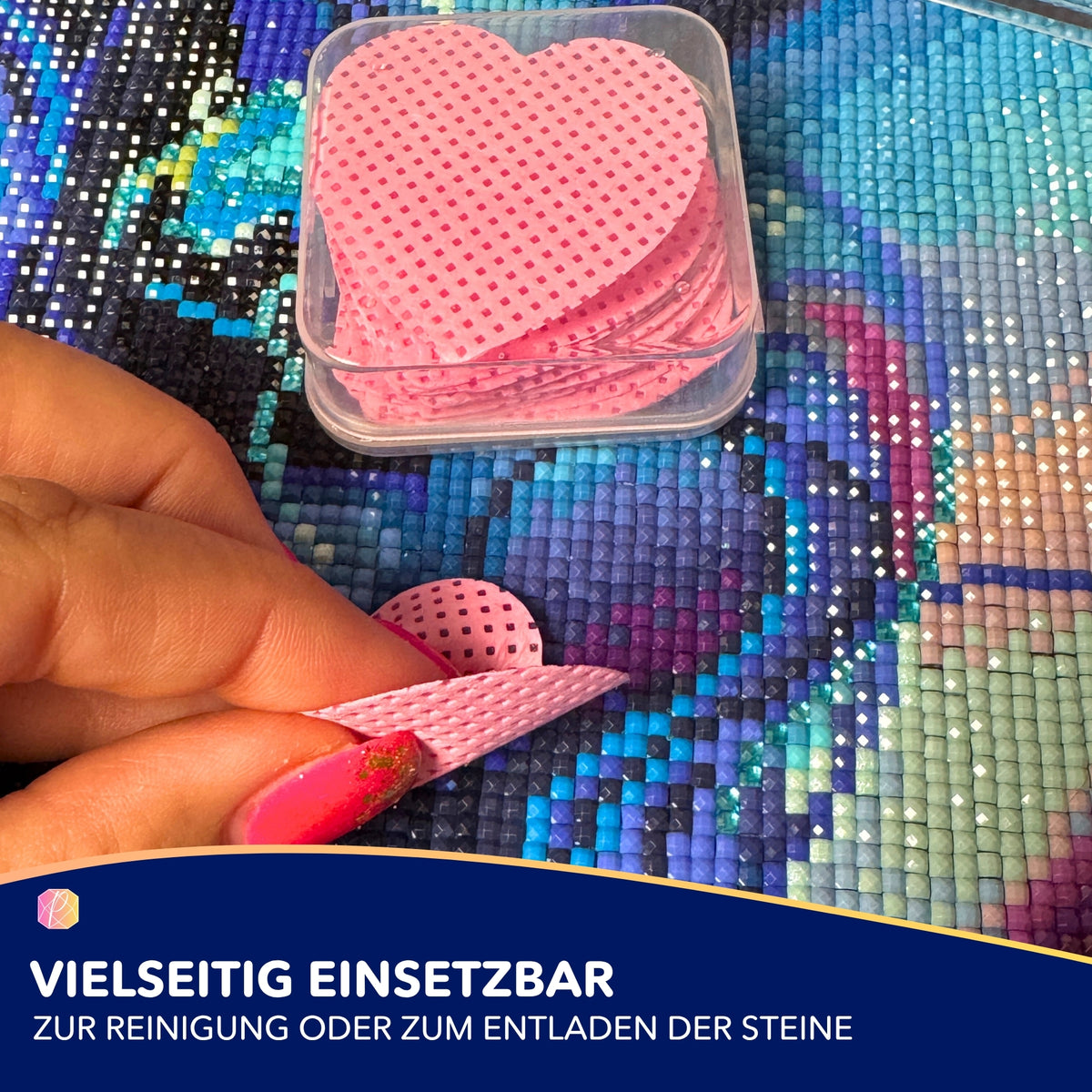 Rosa herzförmige Reinigungspads als Diamond Painting Zubehör zum Entfernen von Wachsresten auf der Leinwand.