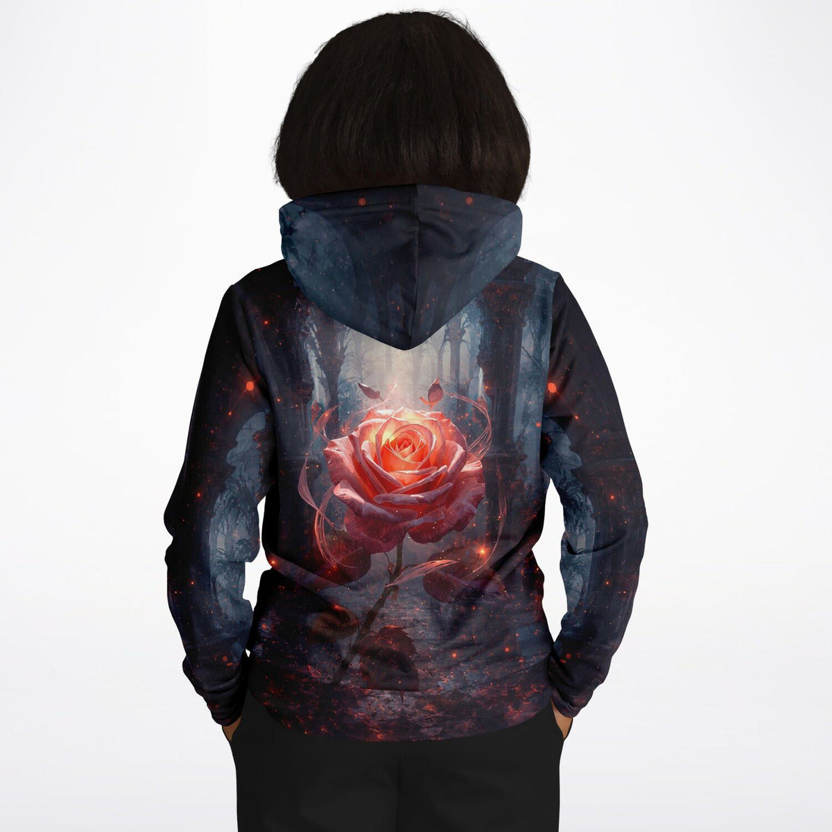 Dreamer Hoodie mit Herzflamme Motiv: leuchtende Rose in dunkler Waldumgebung, hochwertiger All-Over-Print für Fans