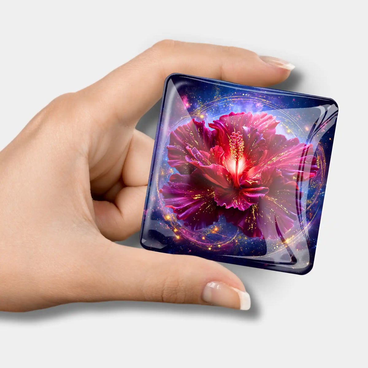 Quadratischer Diamond Painting Cover Minder Königin im Licht mit pinker Hibiskusblüte und Glaseffekt in Hand gehalten