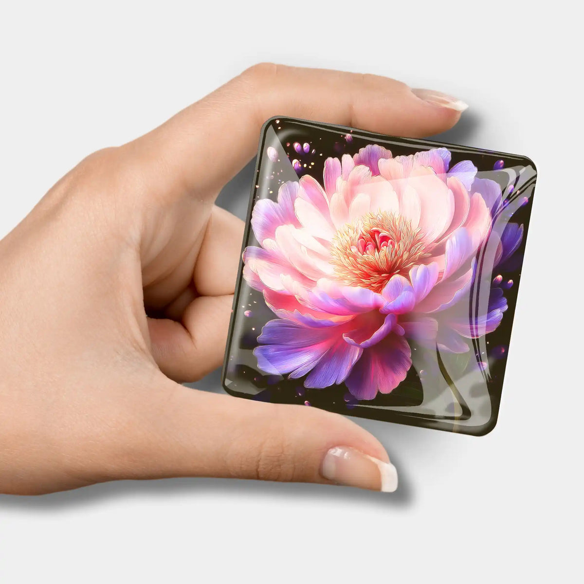 Quadratischer Diamond Painting Cover Minder aus Glas mit Pfingstrosen-Motiv hält die Folie fest.