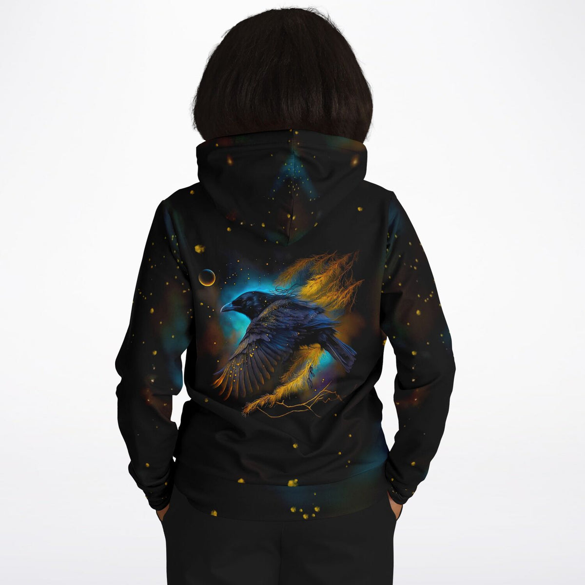 Schwarzer Dreamer Hoodie mit mystischem Hexenrabe-Motiv, fliegendem Vogel und goldenen Akzenten im AOP-Design