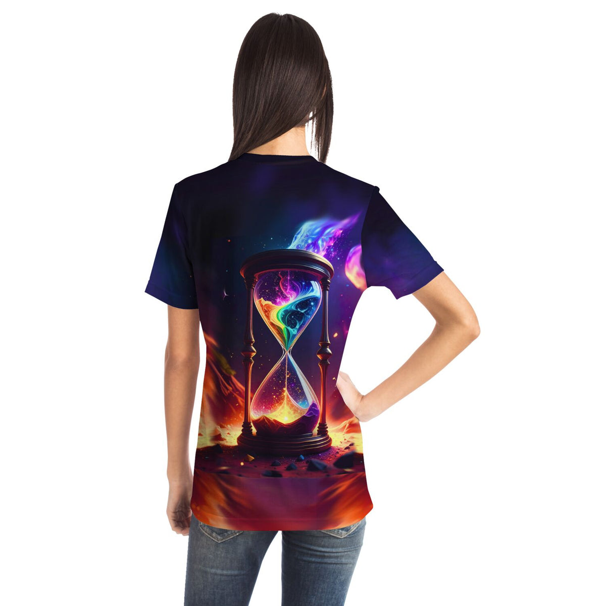 Frau trägt Dreamer T-Shirt mit buntem Sanduhr-Motiv als kunstvoller Druck im Stil von Malen nach Zahlen & Diamond Painting