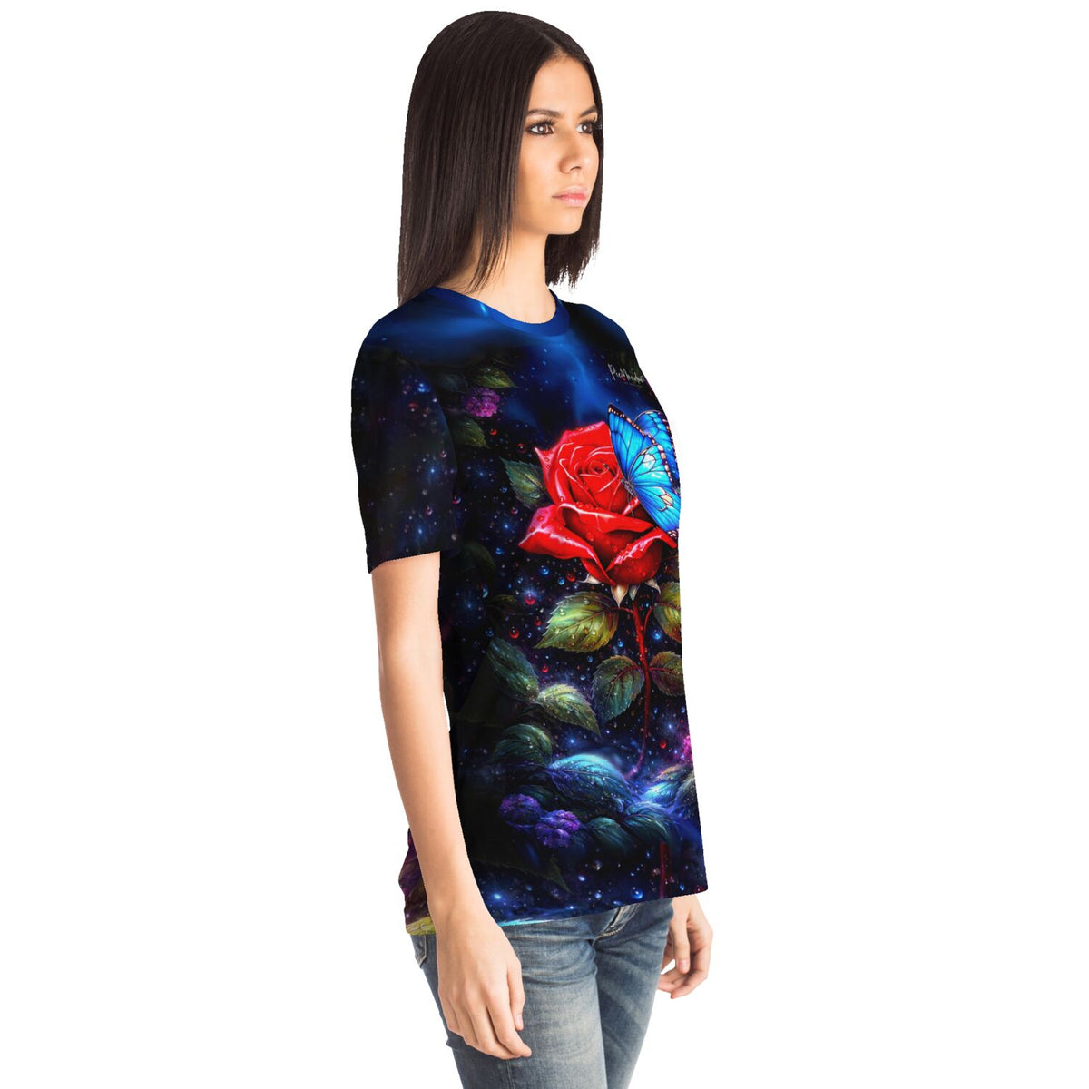 Frau trägt Design T-Shirt mit roter Rose und blauem Schmetterling im Stil beliebter Diamond Painting Motive