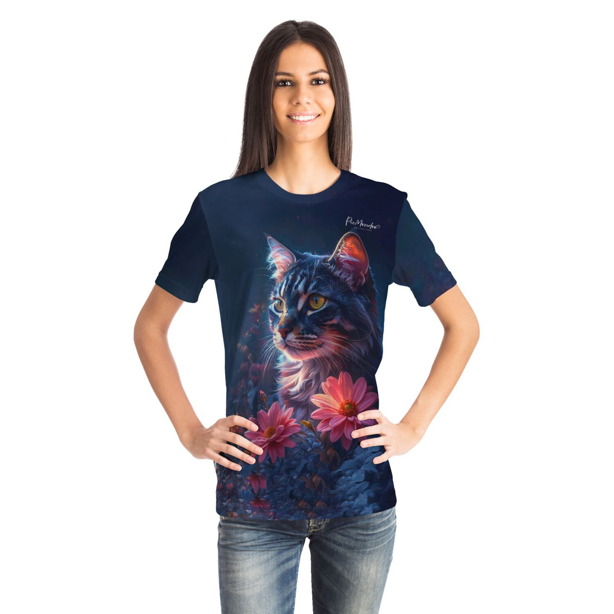 Frau trägt blaues Picmondoo T-Shirt mit künstlerischem Katzen-Motiv und Blumen, passend zu Diamond Painting Design.