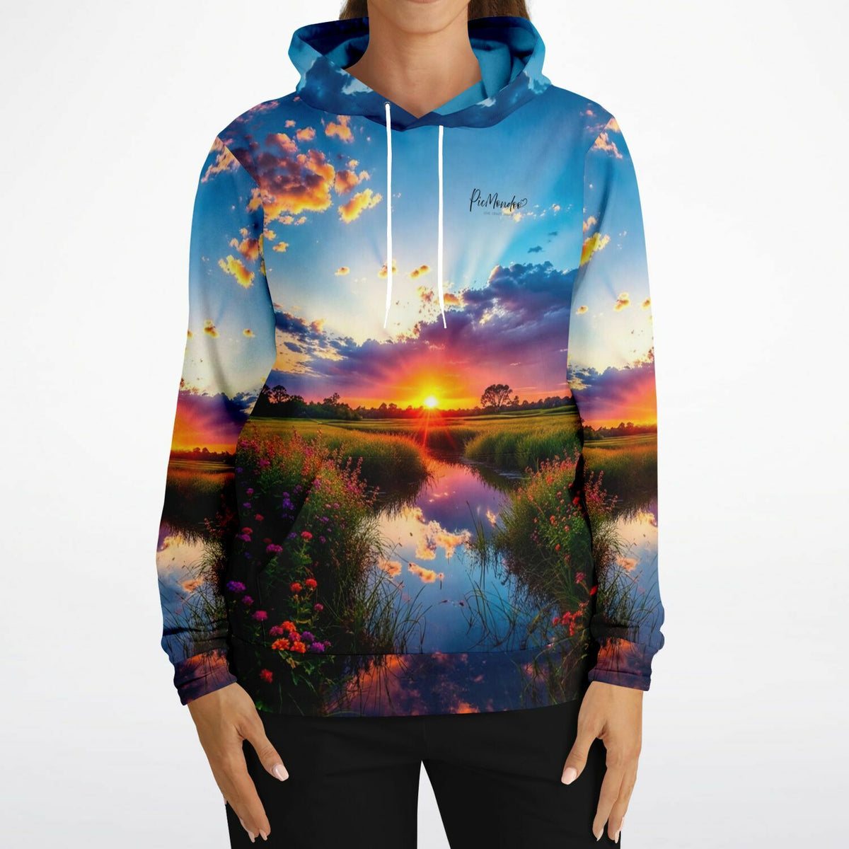 Dreamer Hoodie Morgenrot mit vollflächigem Motiv: Landschaft bei Sonnenuntergang, passend zum Stil von Wandbildern.