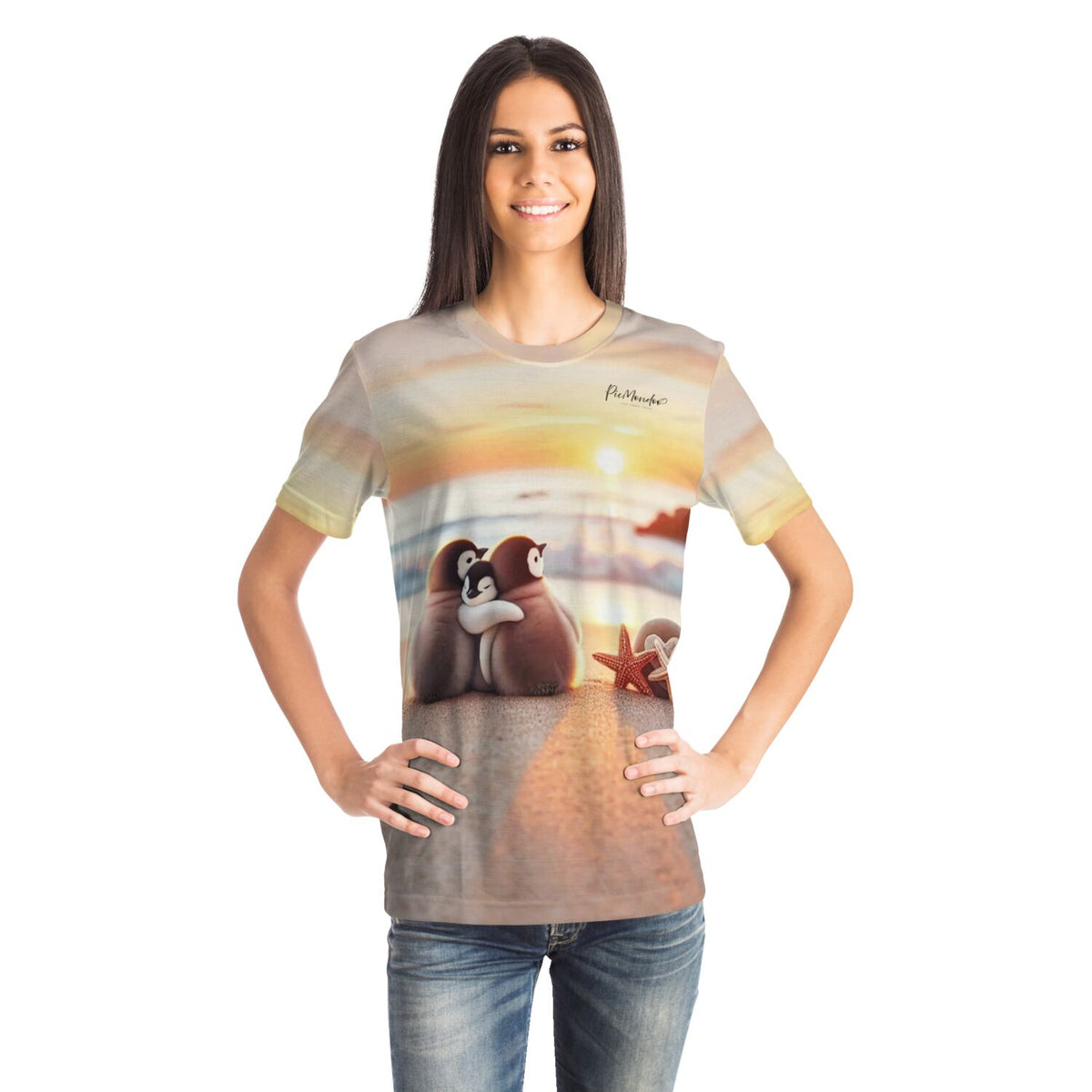 Frau trägt T-Shirt mit Pinguin-Familie am Strand, im Stil beliebter Diamond Painting Motive, sommerliches Design