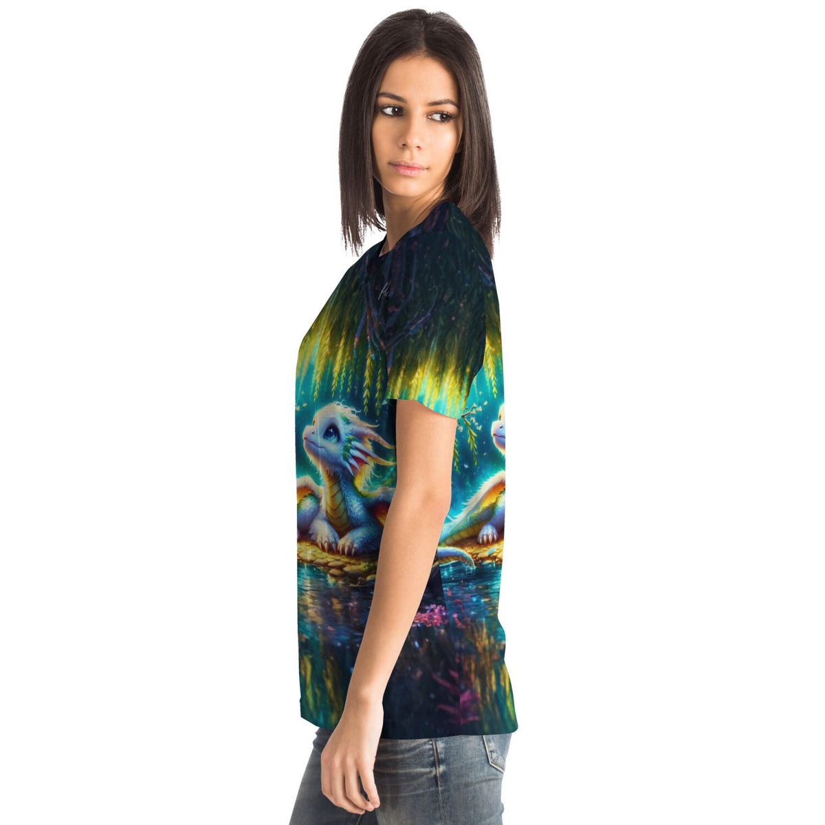 Frau trägt T-Shirt mit farbenfrohem Drachen-Motiv, das den Detailgrad von Premium Diamond Painting und Malen nach Zahlen hat