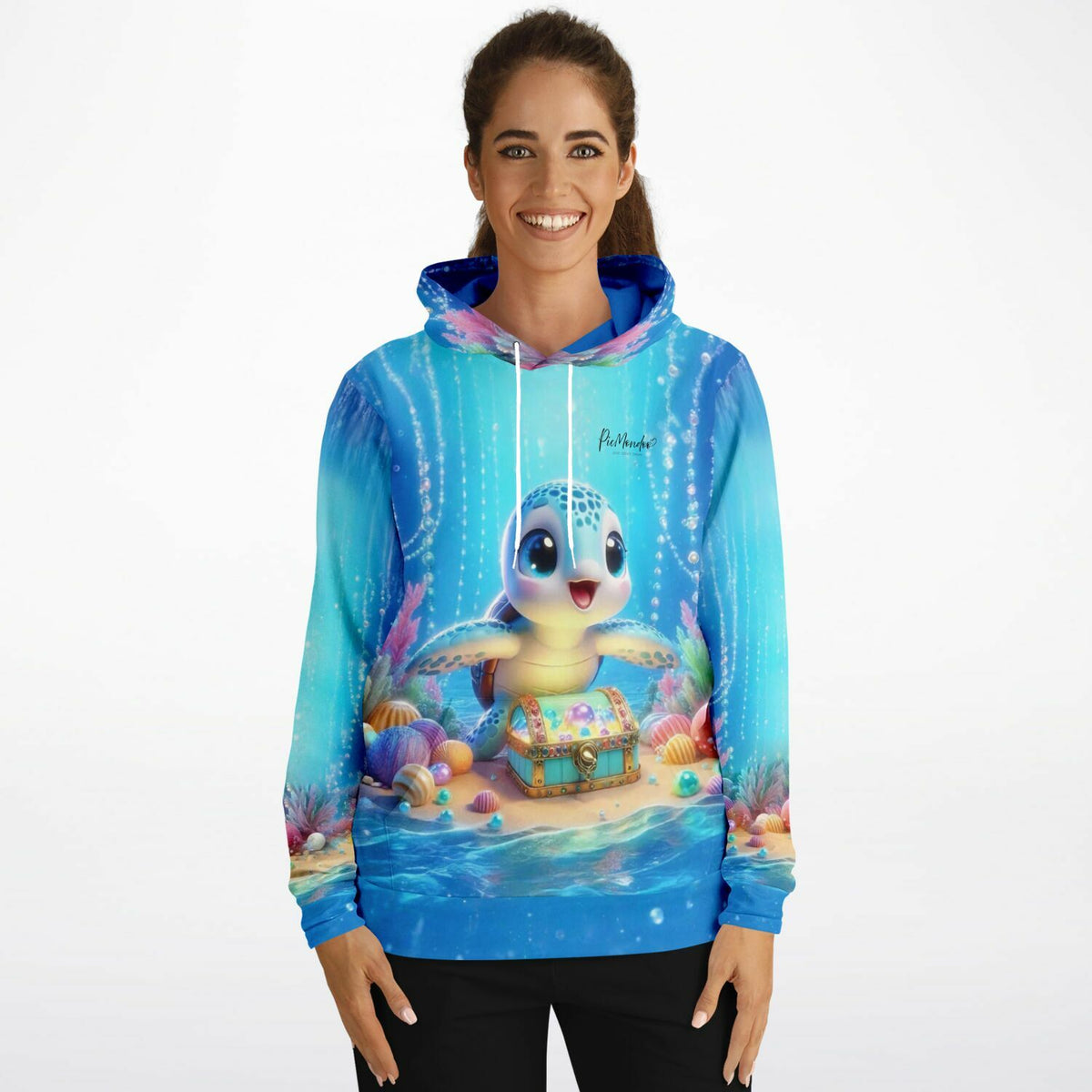 Frau trägt blauen Dreamer Hoodie mit süßer Schildkröte und Schatzkiste im Unterwasser-Design von Picmondoo